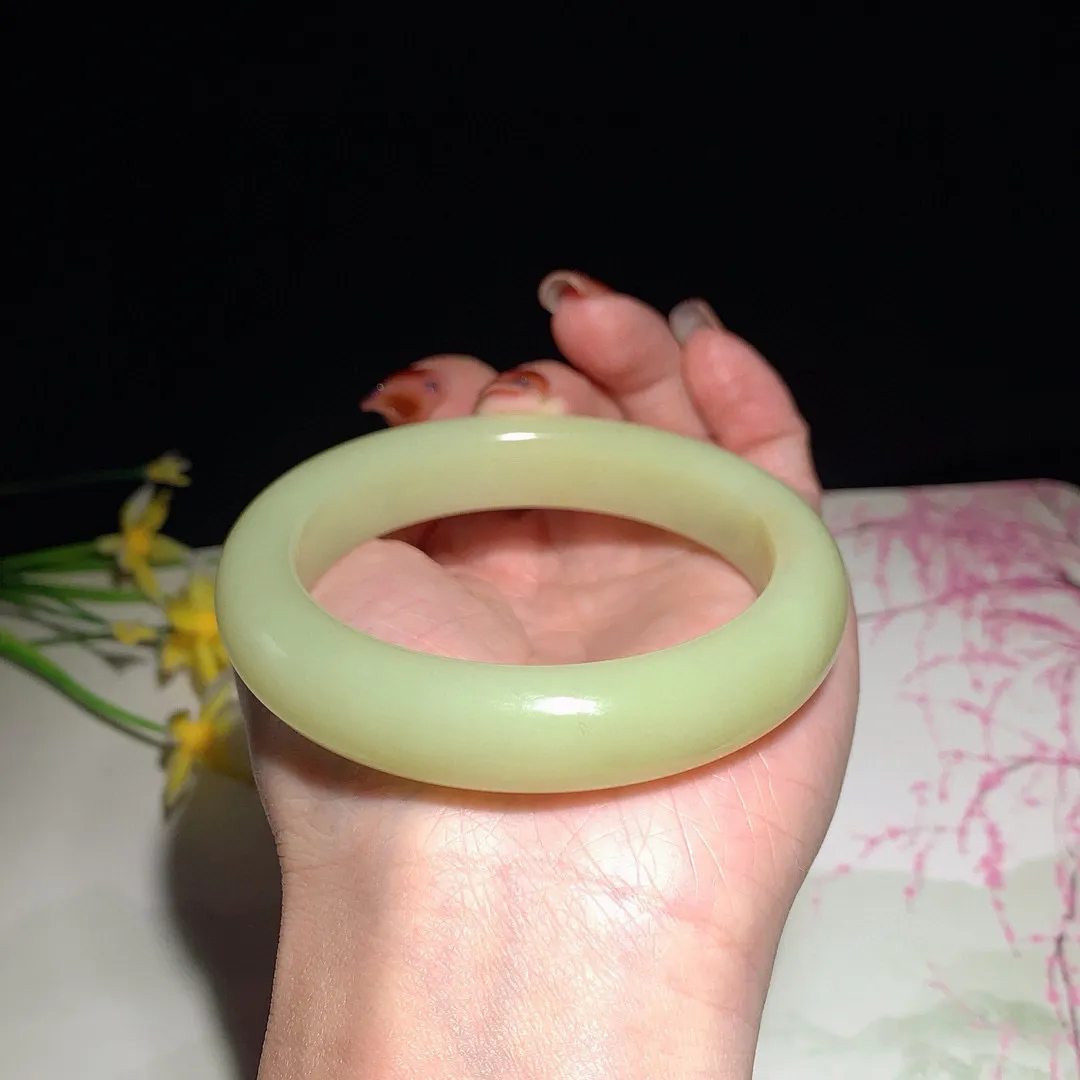 和田玉56圈口黄口料手镯！玉质细腻油润 底色纯净 无裂无杂 脂粉好，品质好！