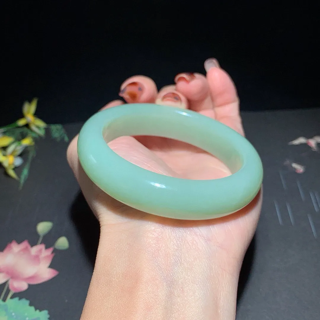 和田玉55.5圈口且末蓝手镯！玉质细腻油润 底色纯净 无裂无杂 脂粉好，品质高