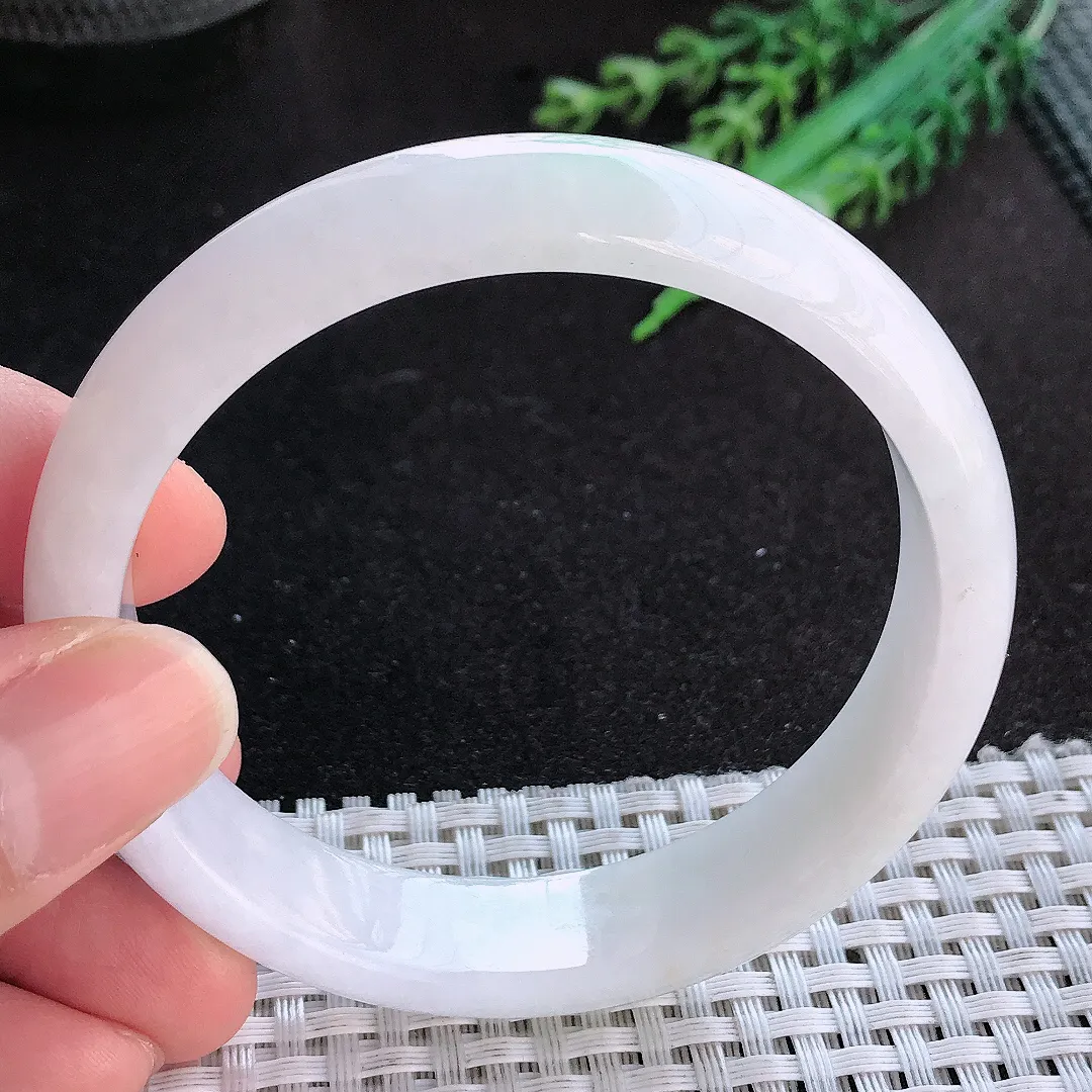 天然A货翡翠58.5/13.5/7.1老坑秀气冰润飘绿手镯宽边玉手镯