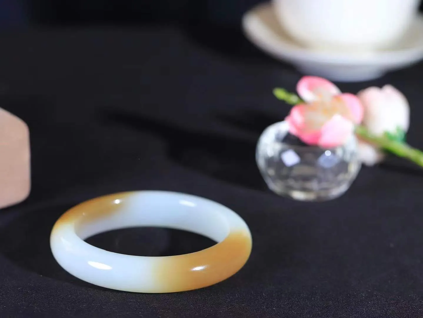 （柔情似水.手镯）

精品和田玉糖白玉手镯，玉质温润细腻，镯型饱满圆润，优雅知性，姽婳于幽静兮，又