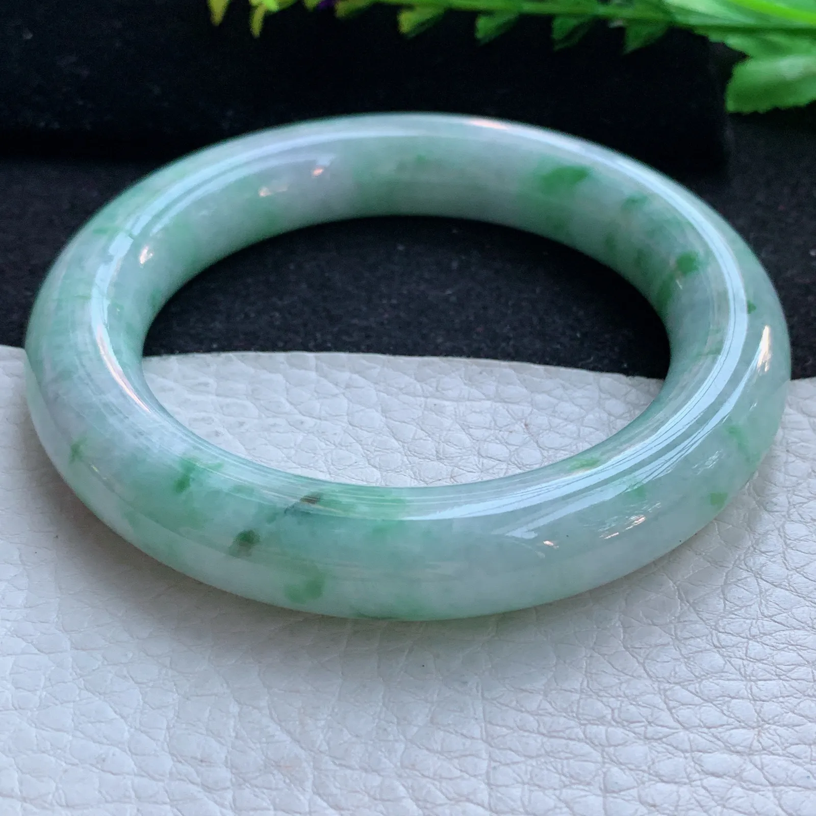 n自然光59*12.5*12.3胖圆镯 缅甸翡翠a货玉手镯飘绿大气圆条玉手环