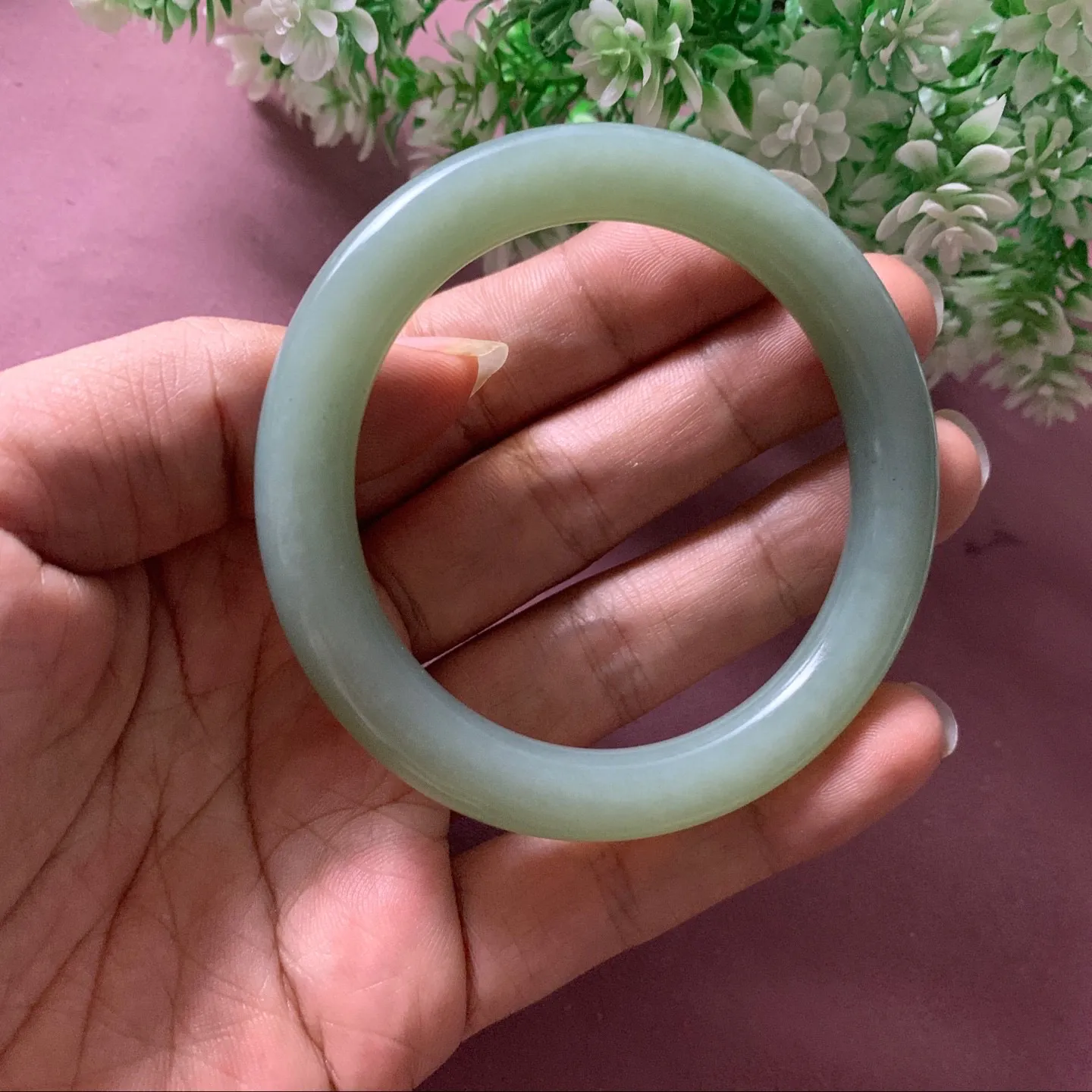 和田玉56.5圈口粉青圆条手镯，略带黑点，玉质细腻油润 底色纯净  无裂无杂 脂粉好，品质高