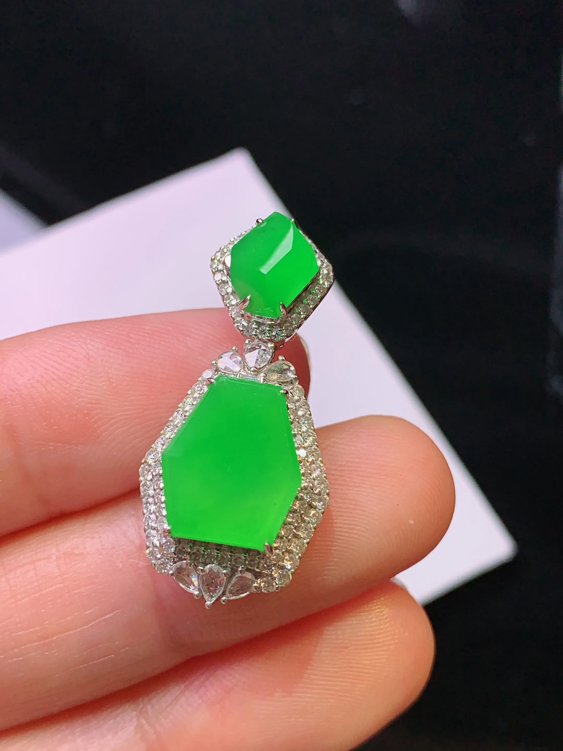 18k金钻镶嵌满绿随形吊坠 玉质细腻 色泽艳丽清新 整体尺寸30*13.8*9