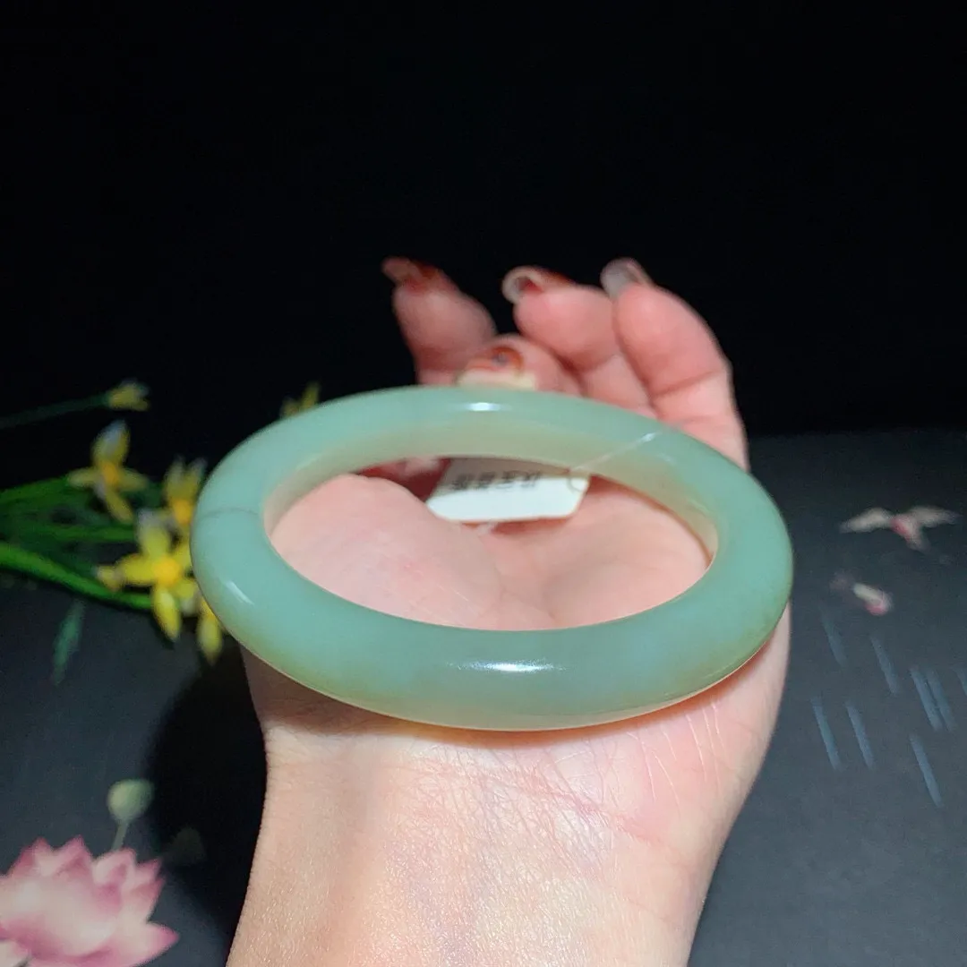 和田玉58.5圈晴水色手镯！清水色！玉质细腻油润 底色纯净  无裂无杂 脂粉好，品质高