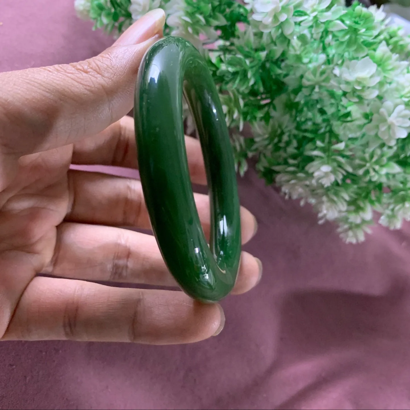 和田玉碧玉56圈口菠菜绿手镯！玉质细腻油润 底色纯净 无裂无杂 脂粉好，品质好