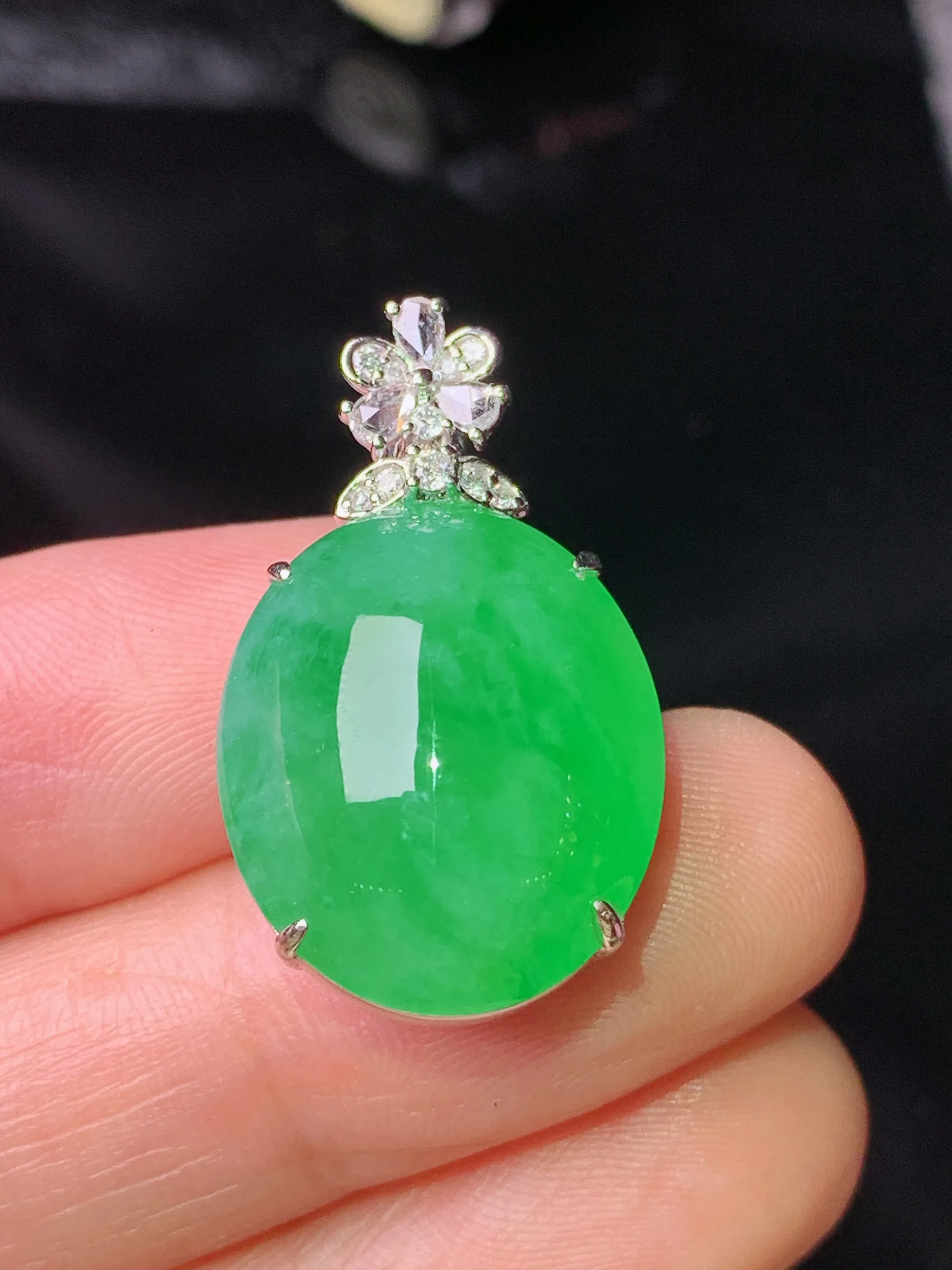 18k金钻镶嵌翠绿蛋面吊坠 玉质细腻 色泽艳丽清新 整体尺寸27.7*16.2*12.6