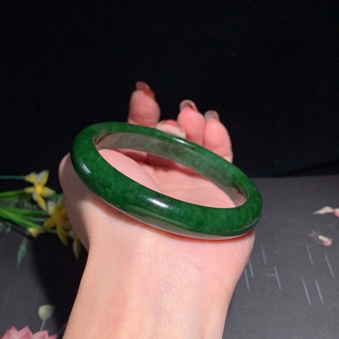 和田玉64圈口菠菜绿碧玉手镯！圈口64宽12重54.8克，玉质细腻油润 底色纯净 无纹裂 脂粉好，品质高