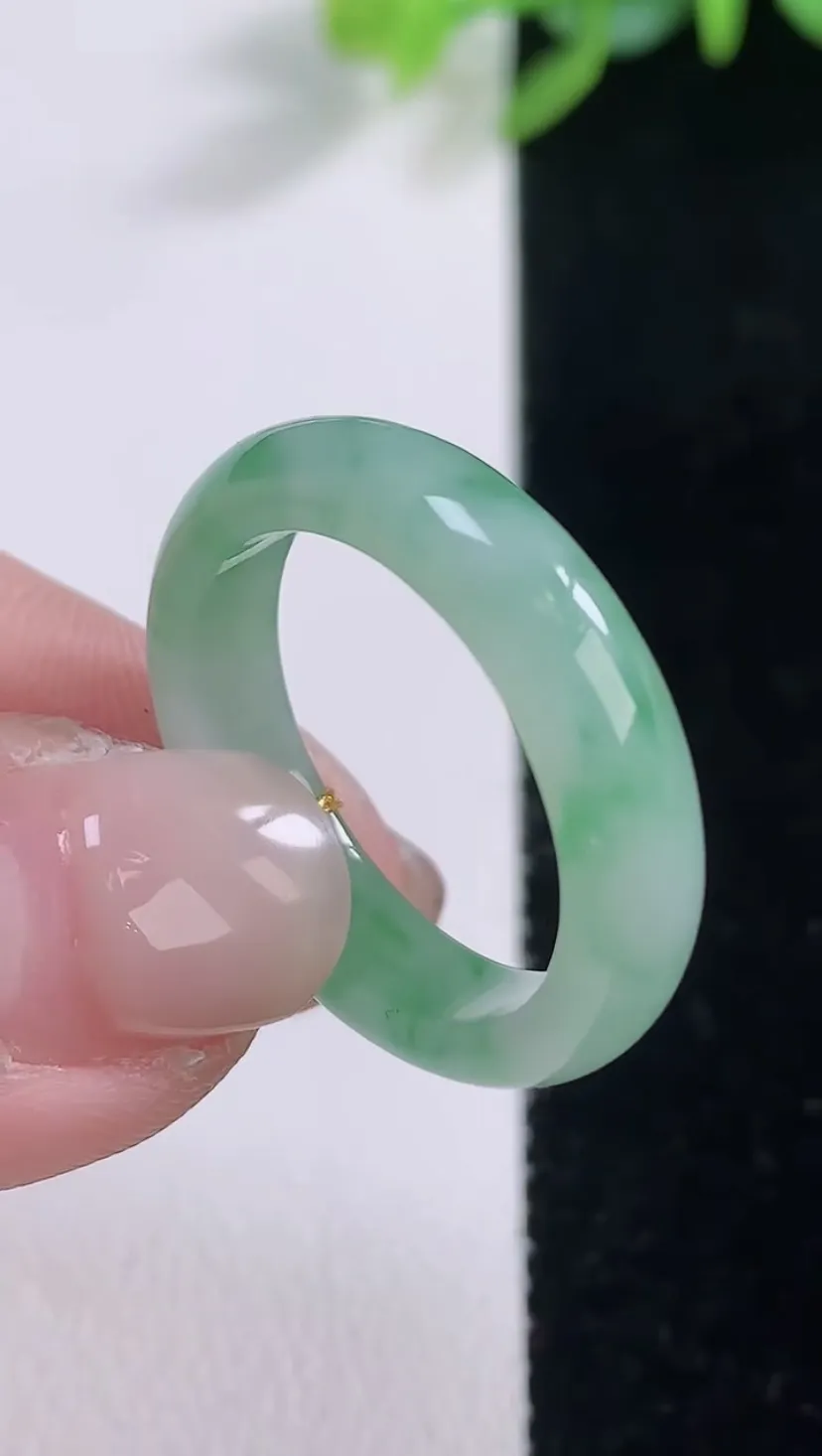 翡翠a货冰种飘绿指环 戒指，尺寸19.6-5-2.7，重量:3.81g