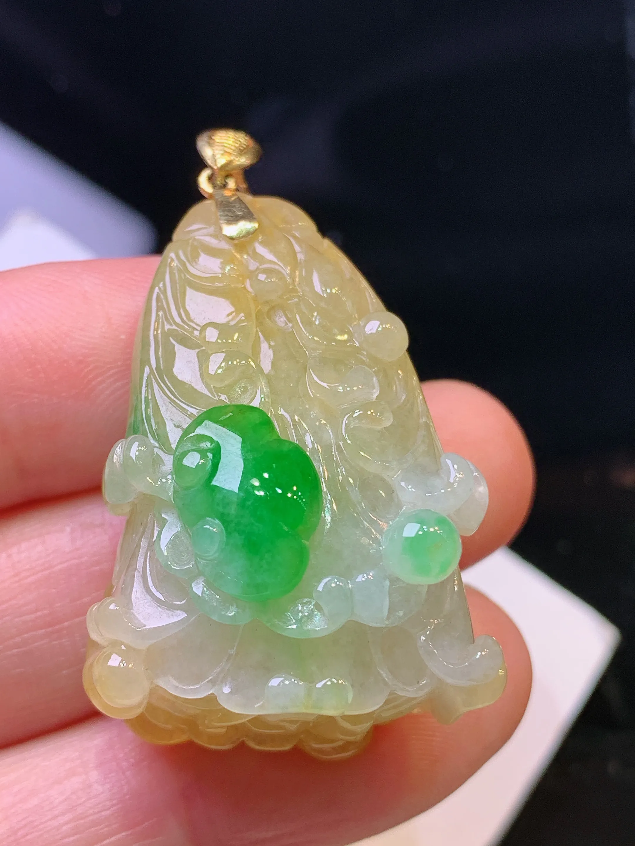 18k金镶嵌飘黄绿白菜吊坠 玉质细腻 色泽艳丽清新 整体尺寸41.3*25.3*17