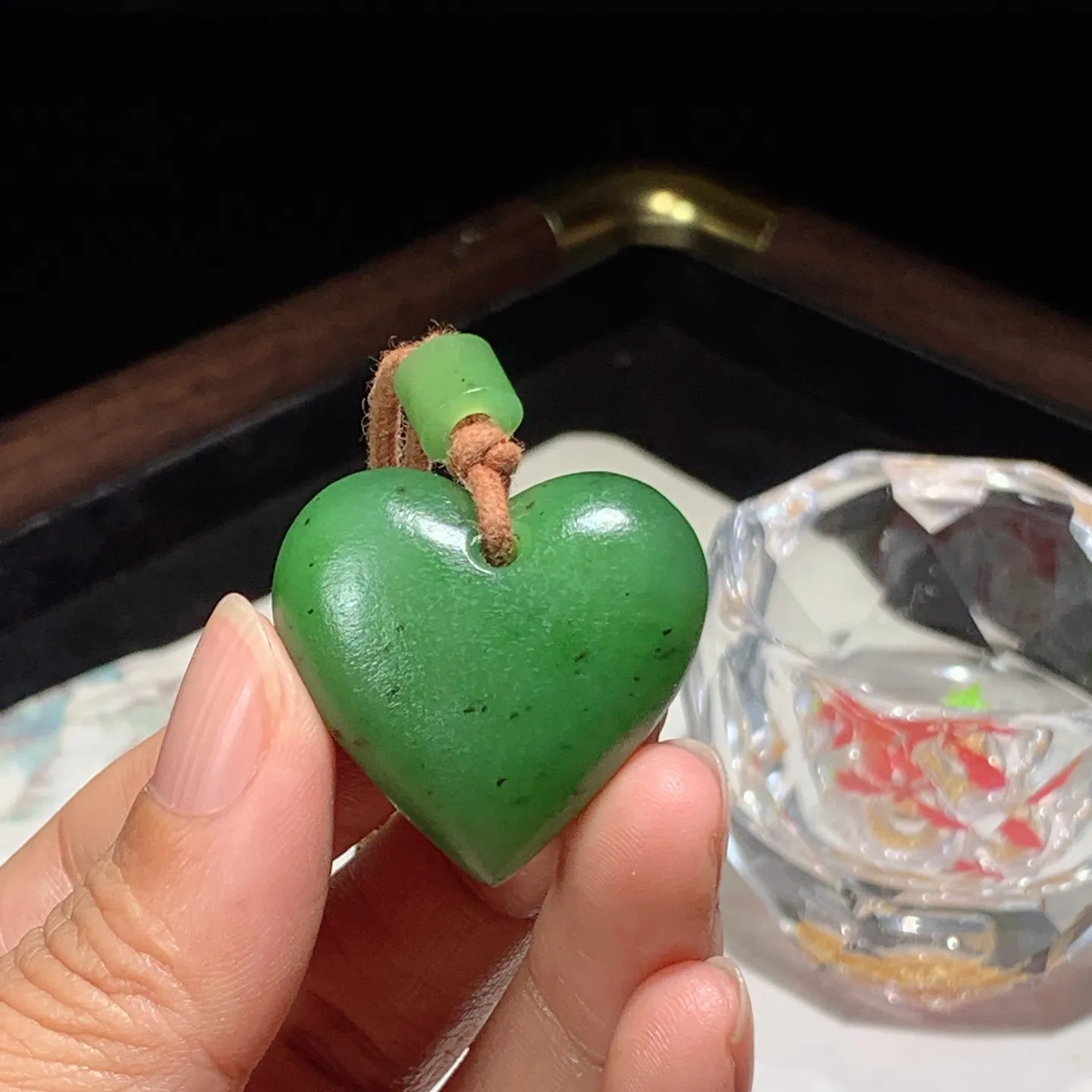 和田玉阳绿俄罗斯碧玉心心相印心型挂件。尺寸30/31/14重21.3克。玉质细腻油润。手推出油。佩戴高端典雅。lt251128