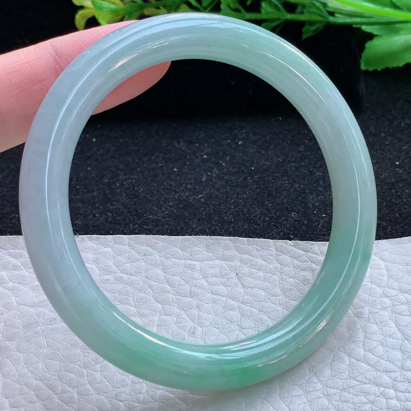 n自然光55*8.4叮当镯 缅甸翡翠a货玉手镯飘绿圆条玉手环 美人镯