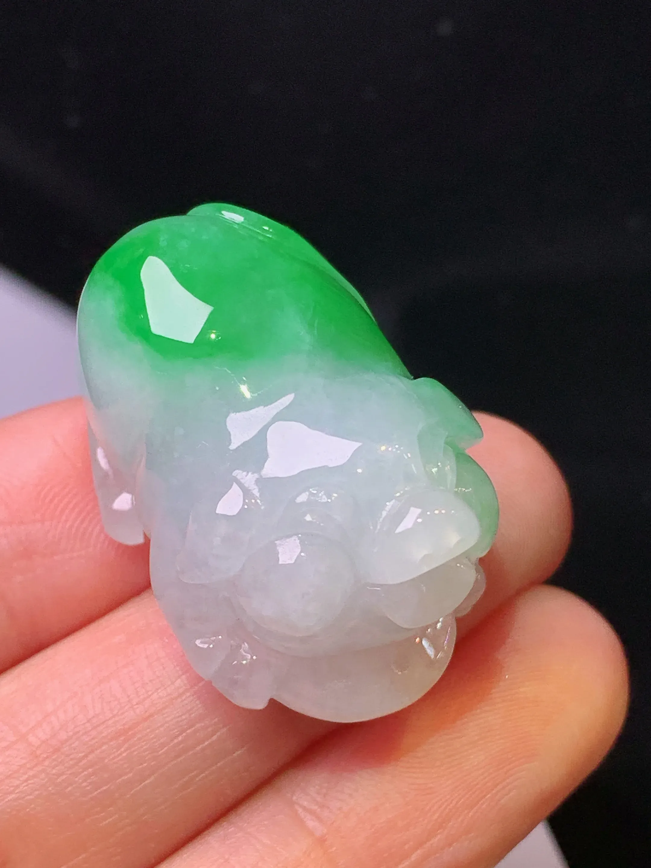 飘绿生肖猪吊坠 玉质细腻 色泽艳丽清新 整体尺寸29.8*20.6*18.5