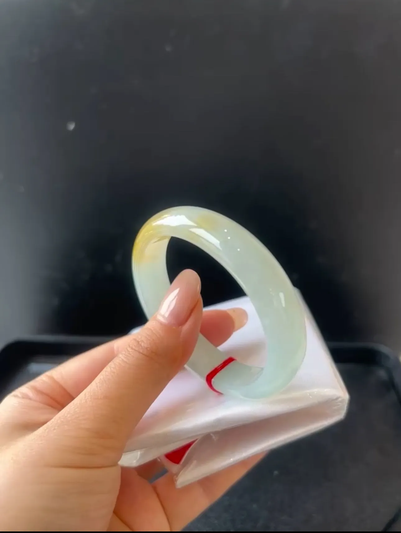 冰黄翡贵妃手镯，完美无纹裂。自然光实拍。53-45-12.6-7.3