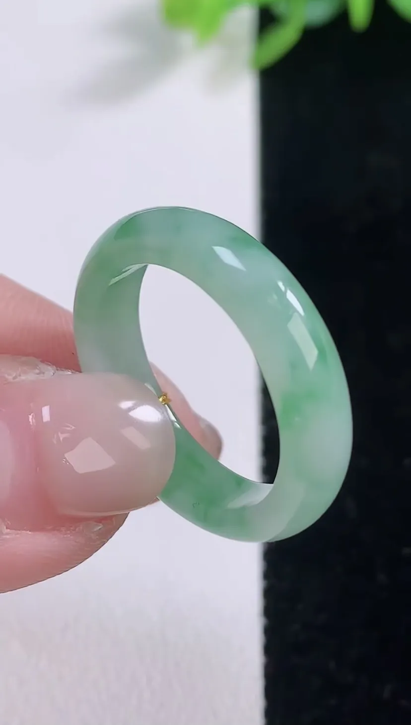 翡翠a货冰种飘绿指环 戒指，尺寸19.6-5-2.7，重量:3.81g