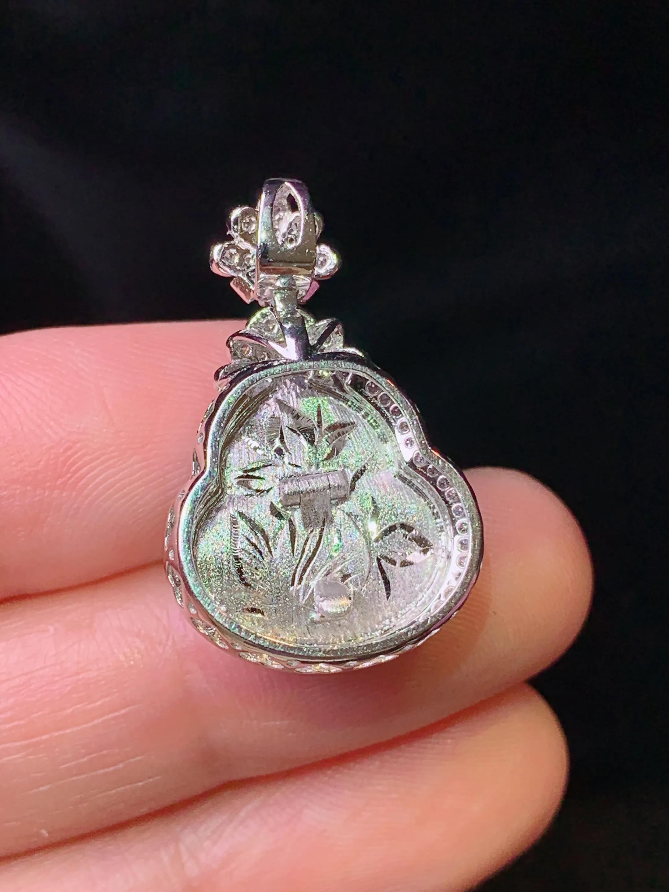 18k金钻镶嵌满绿葫芦吊坠 玉质细腻 色泽艳丽清新 整体尺寸26.3*16.5*9.7