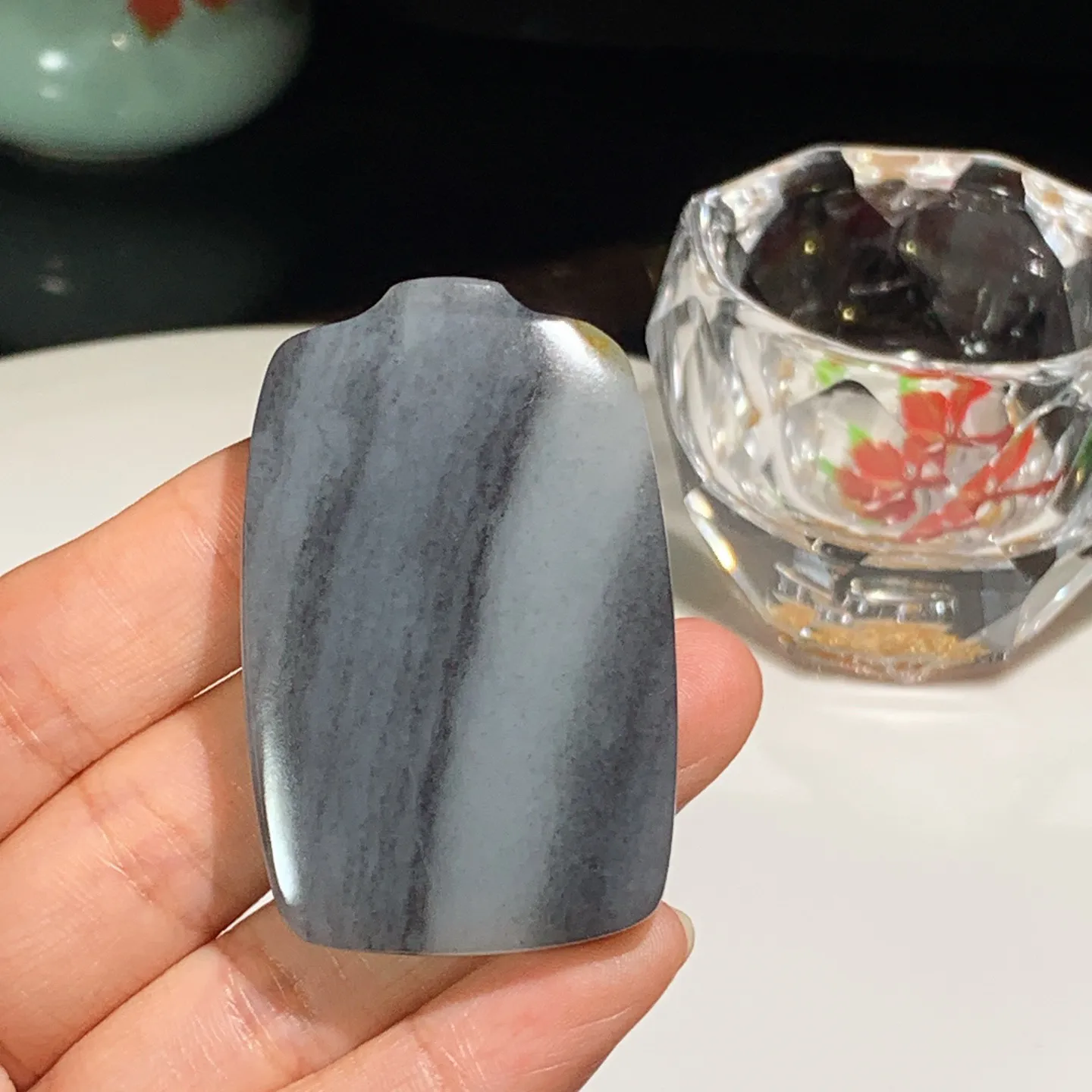 新疆和田玉籽料青花平安无事牌挂件。尺寸55/35/12重46.5克。玉质细腻油润。手推出油。佩戴高端典雅。lt251128