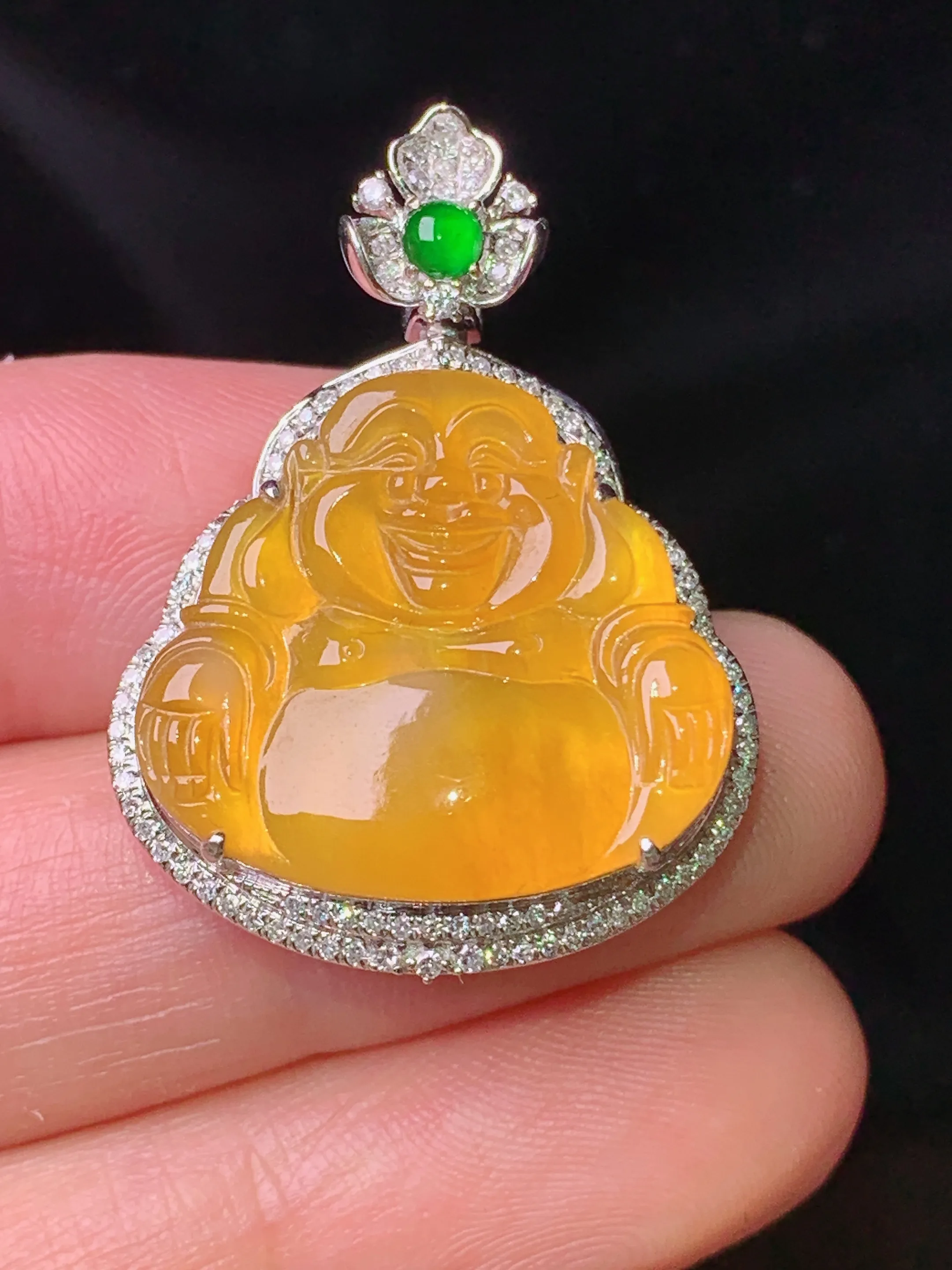 18k金钻镶嵌黄翡佛公吊坠 玉质细腻 色泽艳丽清新 整体尺寸31.5*23*8
