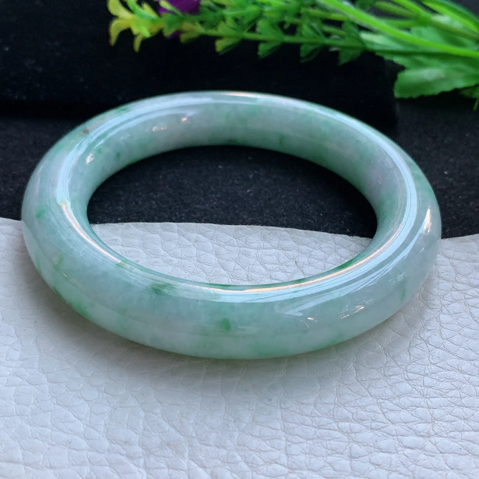 n自然光59*12.5*12.3胖圆镯 缅甸翡翠a货玉手镯飘绿大气圆条玉手环