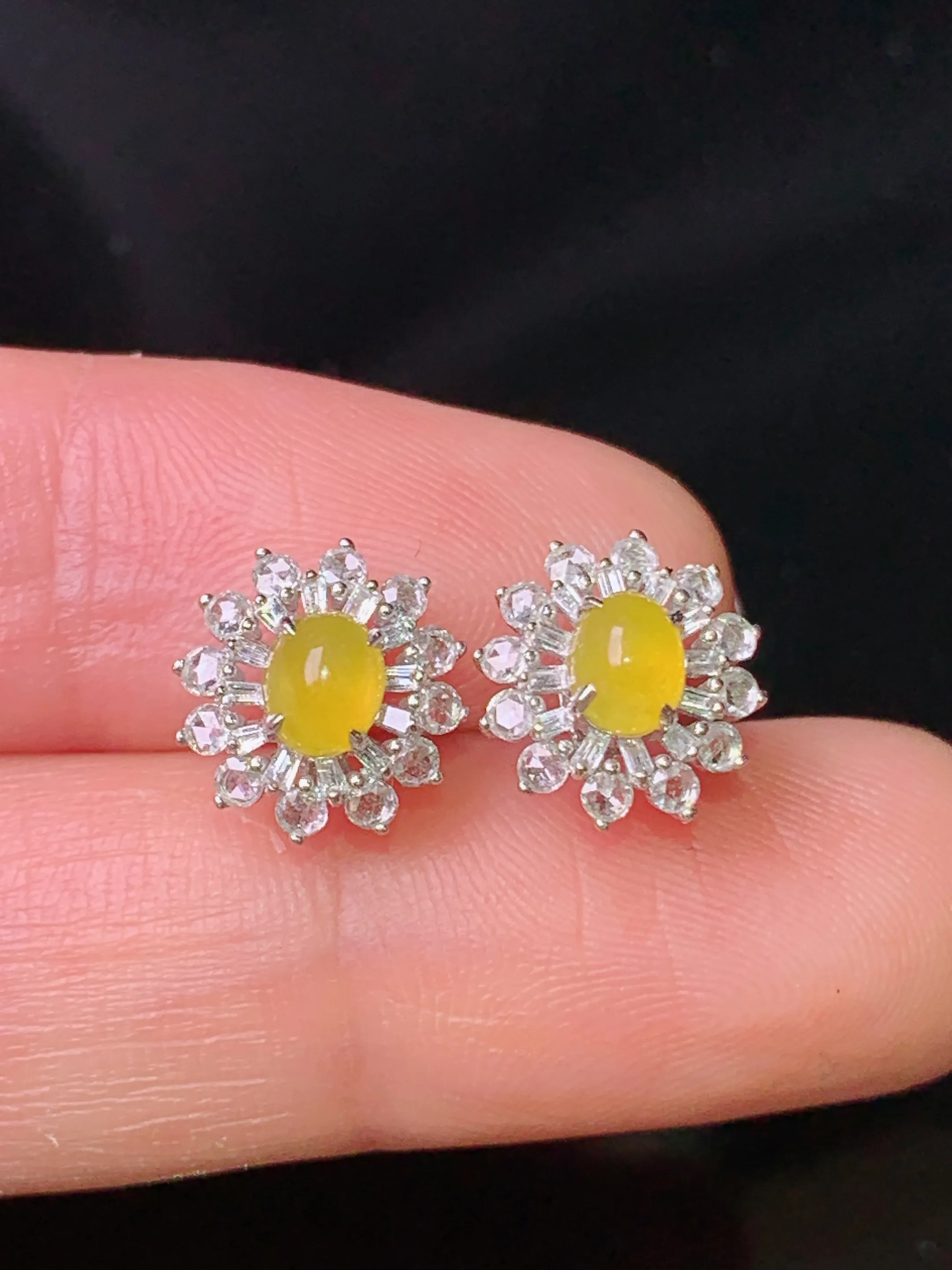 18k金钻镶嵌黄翡蛋面耳钉 玉质细腻 色泽艳丽清新 整体尺寸9.8*9.3*6