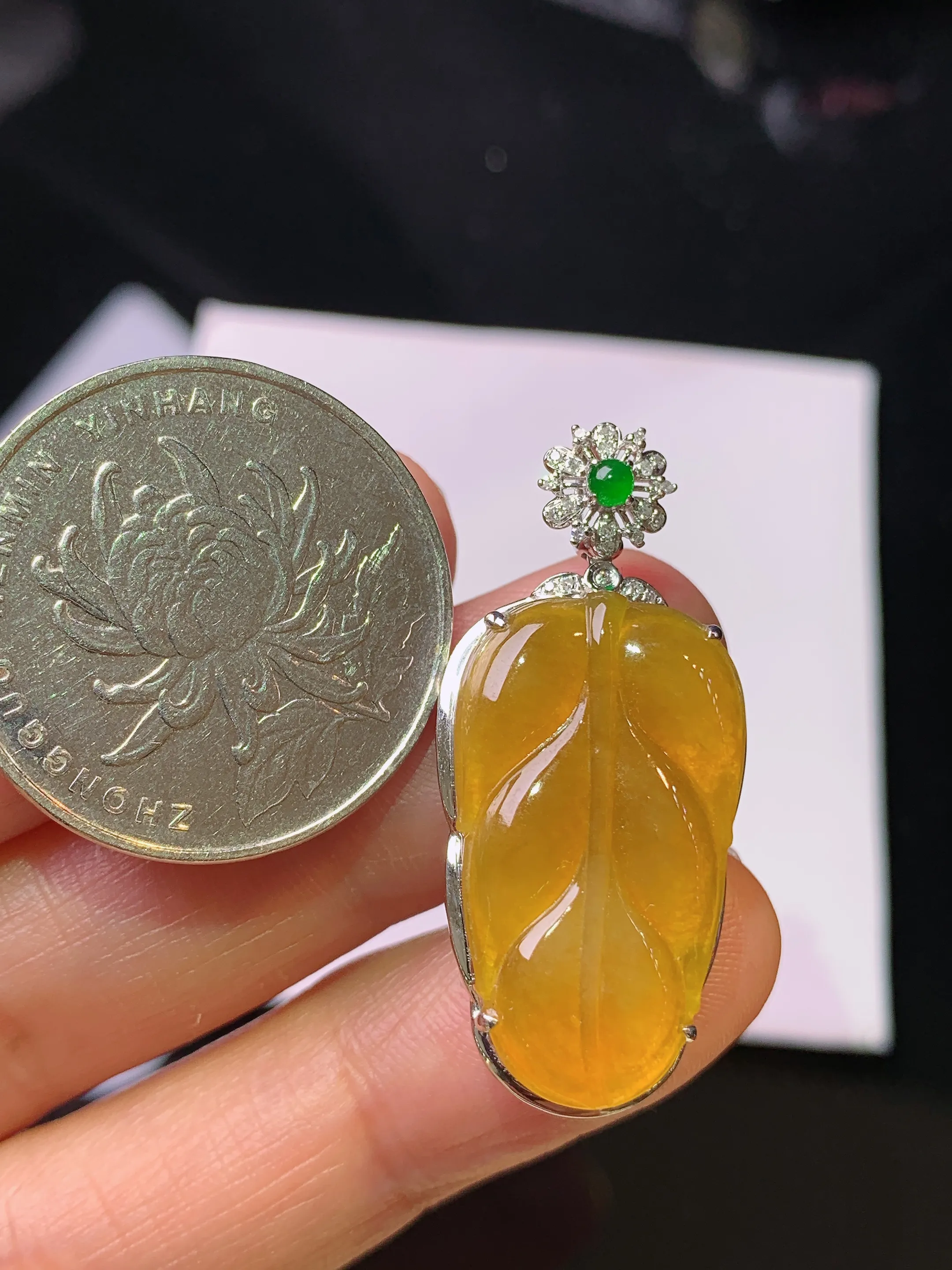 18k金钻镶嵌黄翡树叶吊坠 玉质细腻 色泽艳丽清新 整体尺寸34.5*15.7*7