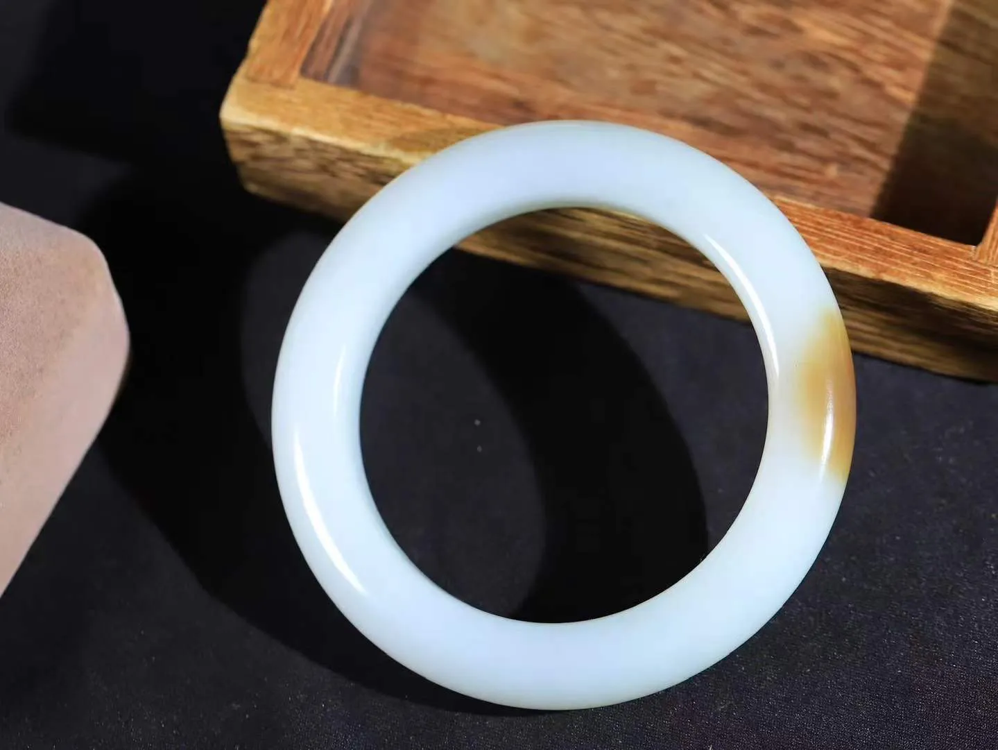 【花样年华·手镯】

精品和田玉糖白玉手镯，质地油润细腻，色泽高贵典雅，镯型古朴典雅。在诗情画意的雨巷相遇，你是我腕间的一抹风情，有你眸有深情，清风荡漾湖间静水，我愿俯身低眉，在烟波涟漪处，寻你深情倩影。内径59.5-mm尺寸13.2-11.8mm 重84.8克。fDL-361142988