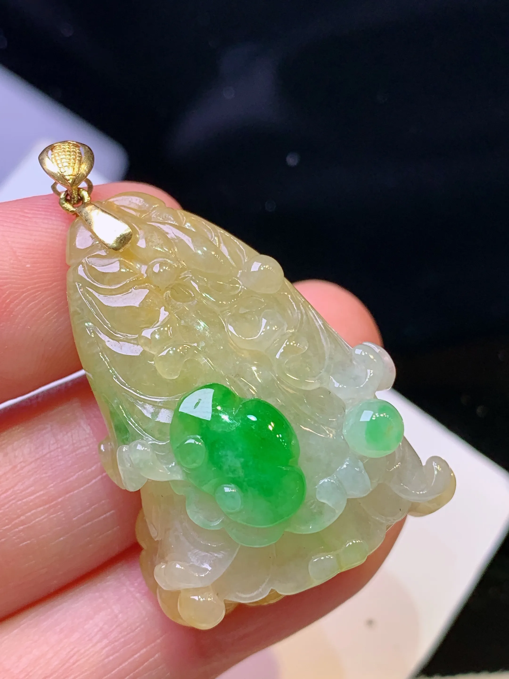 18k金镶嵌飘黄绿白菜吊坠 玉质细腻 色泽艳丽清新 整体尺寸41.3*25.3*17