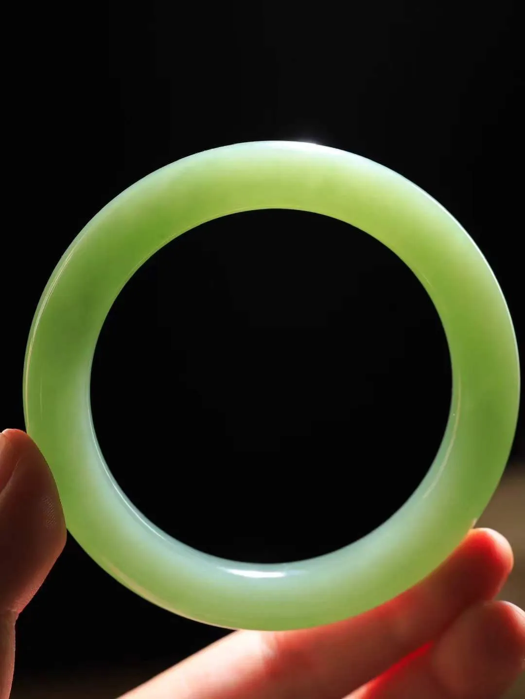 [温润如玉.手镯]

精品和田玉湖水绿手镯。玉质温润细腻 油性十足 手感舒适，高华雅逸，线条流畅，简约大气，美自天成，素雅高贵。佩戴于腕间，婉约之美，举手投足间透出那份低调奢华。重78.8克 内径63mm尺寸11.8-11.6mm 781152914A