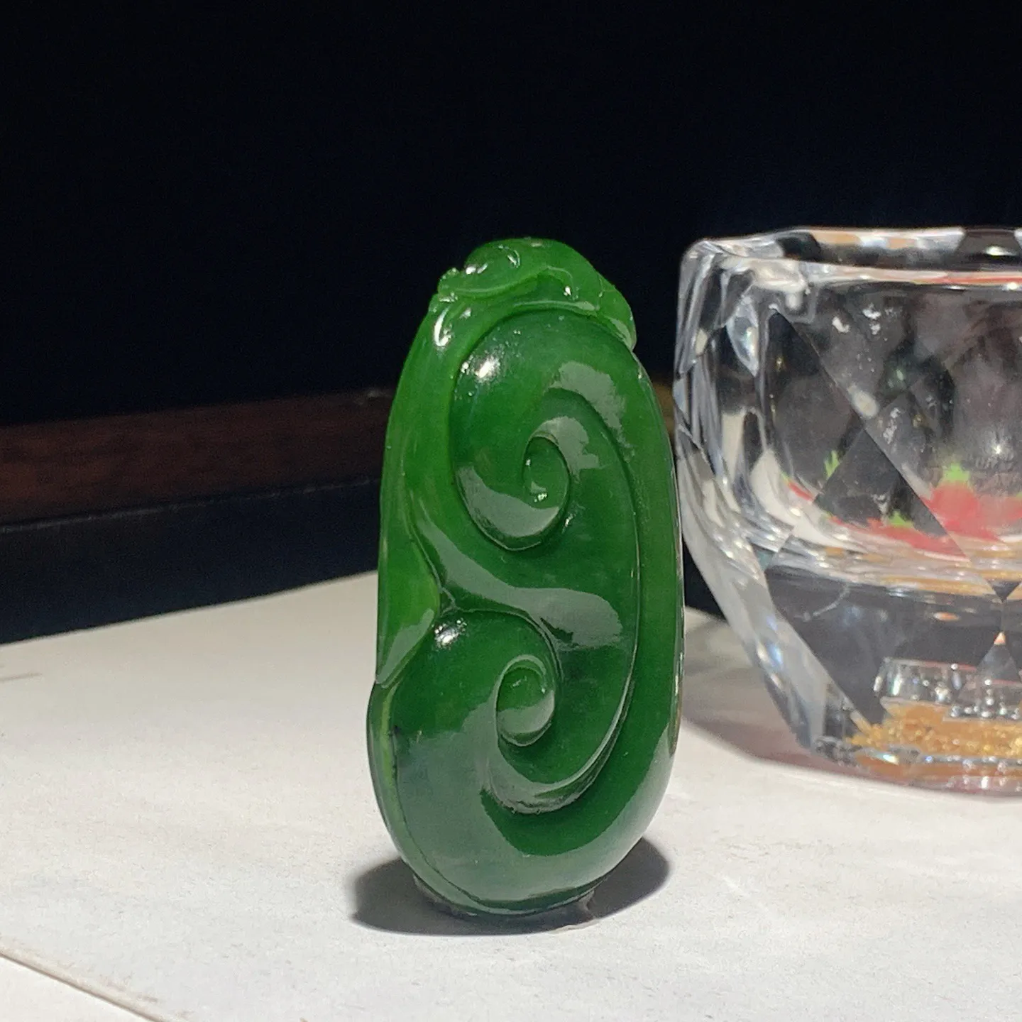 和田玉阳绿俄罗斯碧玉如意挂件。尺寸52/34/8.5重25.5克。玉质细腻油润。手推出油。佩戴高端典雅。lt251128