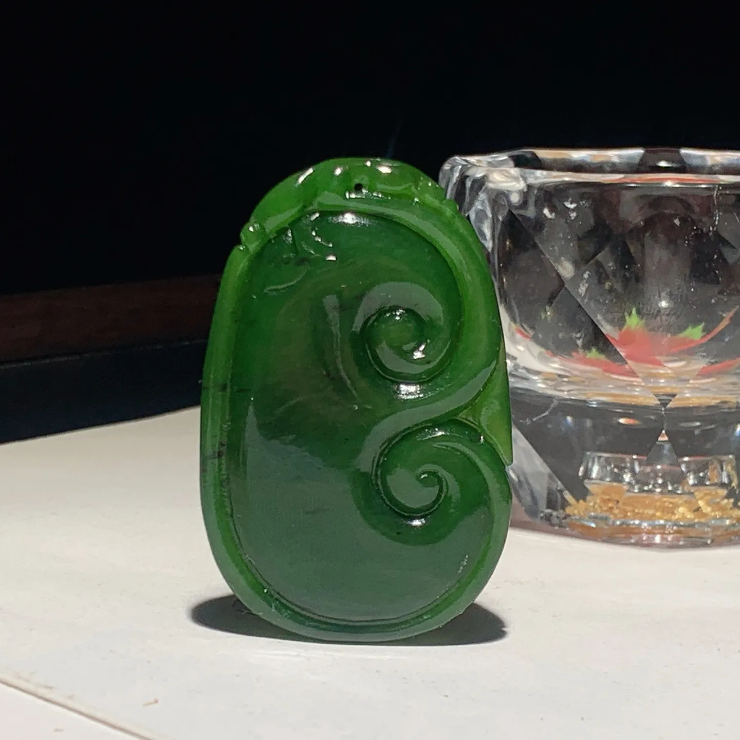 和田玉阳绿俄罗斯碧玉如意挂件。尺寸52/34/8.5重25.5克。玉质细腻油润。手推出油。佩戴高端典雅。lt251128