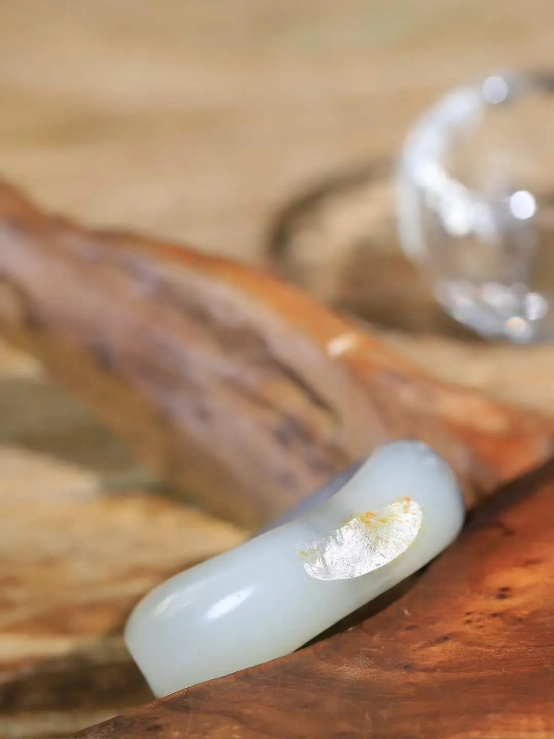 （籽.古韵.扳指）

新疆和田青花籽料扳指，玉质温润，油润感十足， 整器古韵生辉。优雅高贵。运筹帷幄于掌中，决胜于千里之外。重28.7克   圈口40.2-41.3-13.6mm  231102933A