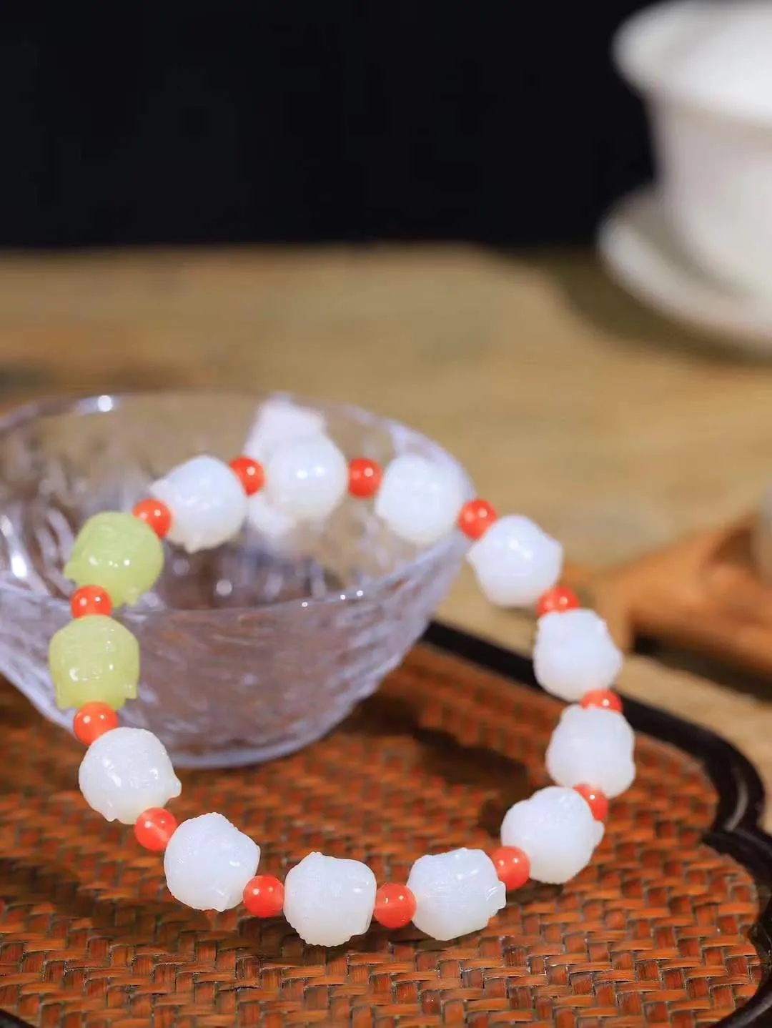 【佛佑众生.手串】

精品和田玉黄口/白玉佛头手串，玉质温润细腻，油性十足，️精雕佛像，面容慈祥