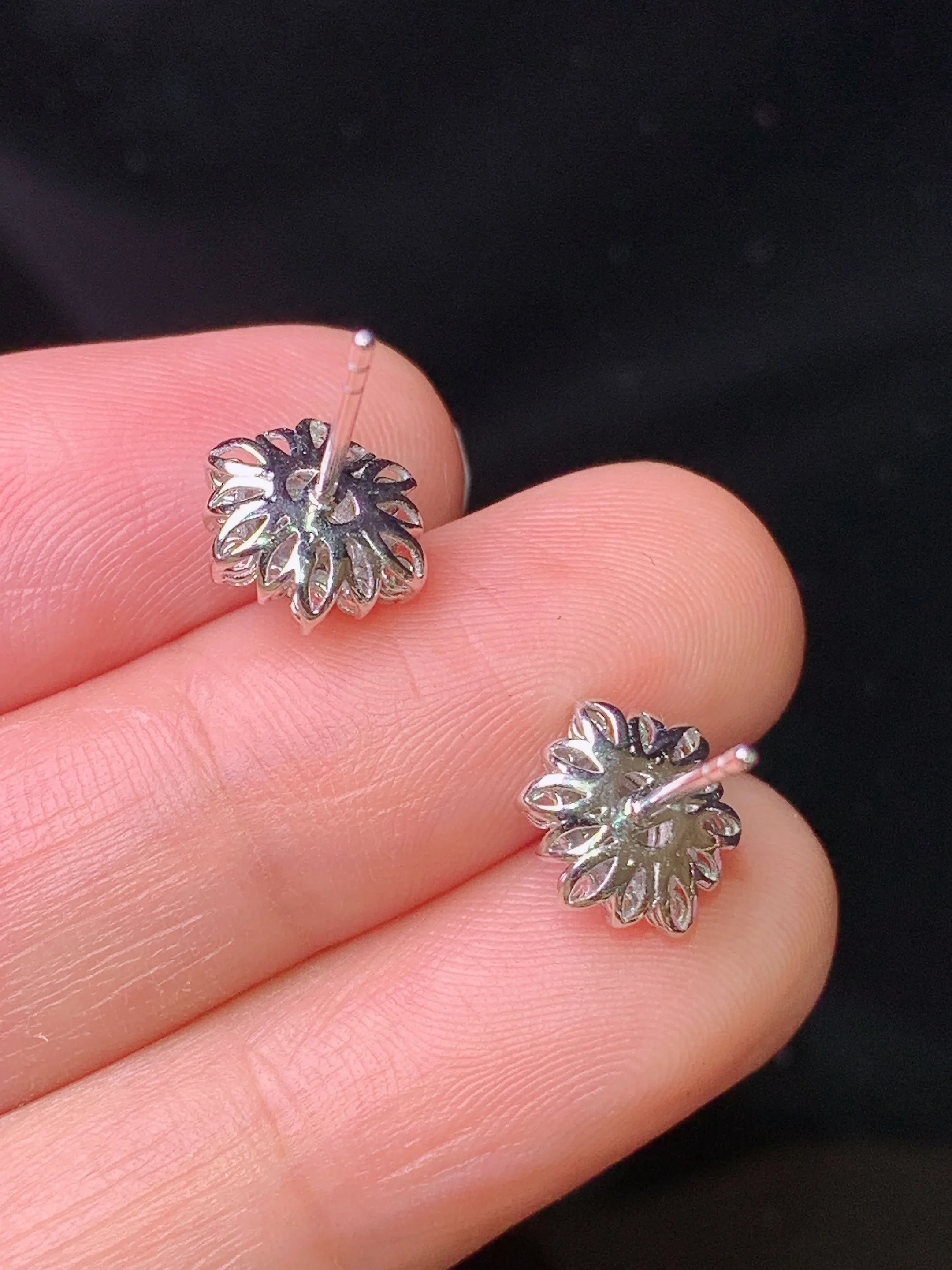 18k金钻镶嵌满绿蛋面耳钉 玉质细腻 色泽艳丽清新 整体尺寸9.3*7.6*5.8