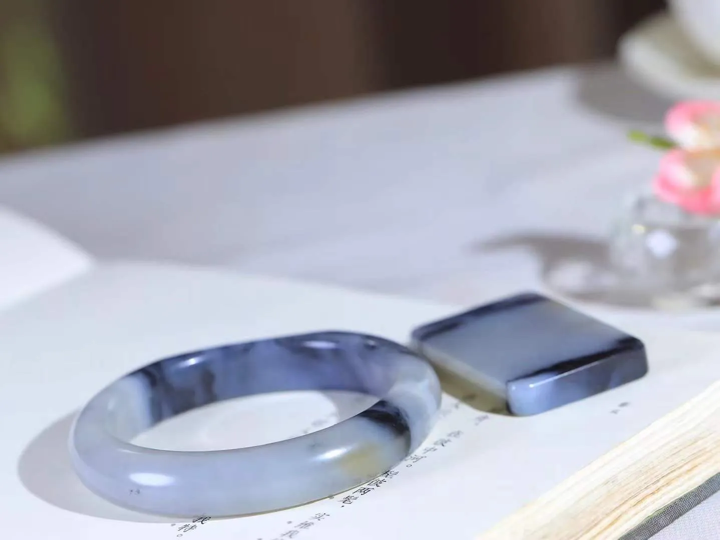 一套（籽.柔情似水.套镯）

收藏级臻品️新疆和田青花籽料套镯，玉质温润细腻，镯型厚重大气，优雅知性，姽婳于幽静兮，又婆娑乎人间，经典款型，古朴典雅。极具灵性，腕间风情，风姿卓越。  共重81.2克  手镯尺寸54.5-12.2-9mm  牌子尺寸47.3-30.2-6.9mm    fDA-281102980