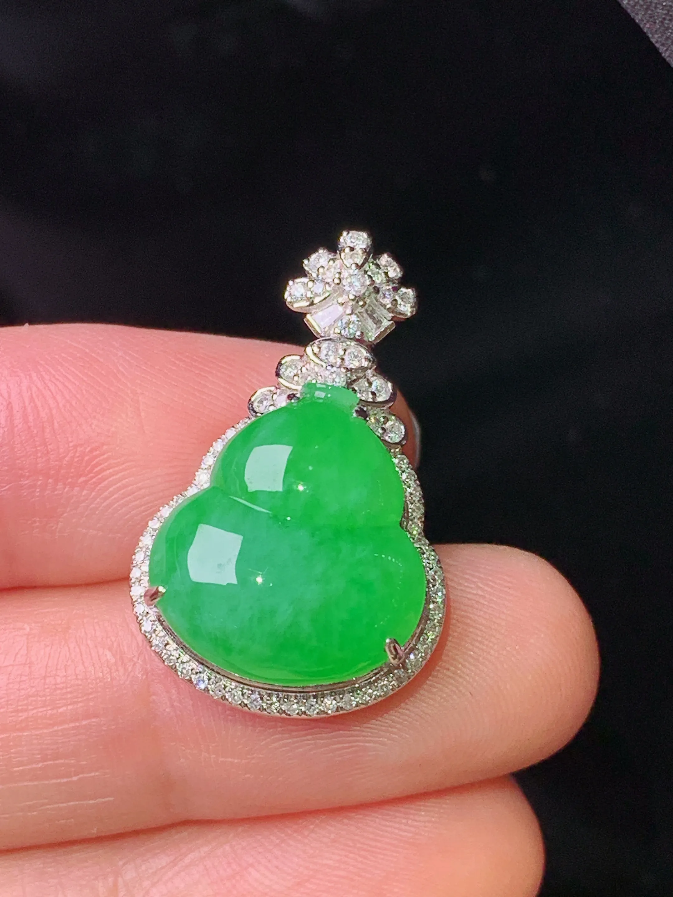 18k金钻镶嵌满绿葫芦吊坠 玉质细腻 色泽艳丽清新 整体尺寸26.3*16.5*9.7