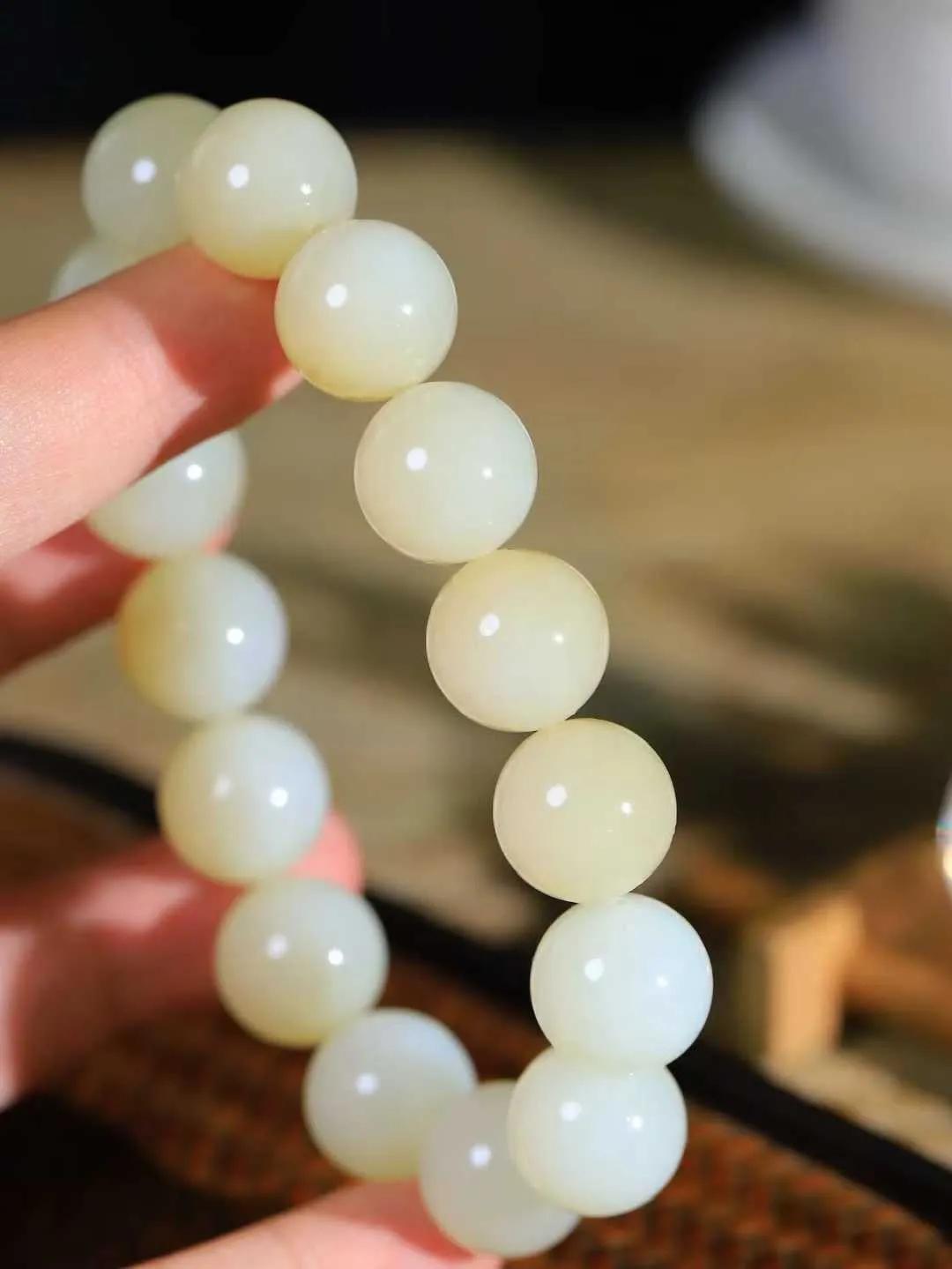 【珠圆玉润.手串】

精品和田玉糖白玉珠圆玉润手串 玉质温润细腻  整串打磨圆润，佩戴舒适。珠珠落玉盘，间关莺语花底滑，一生美好时光，无论身在何处，都有它相伴相守。事事顺遂，幸福美满，吉祥如意。重77克 尺寸取一15mm FDL-161102213