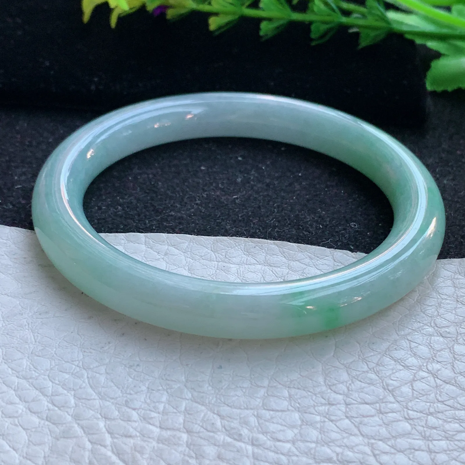 n自然光55*8.4叮当镯 缅甸翡翠a货玉手镯飘绿圆条玉手环 美人镯