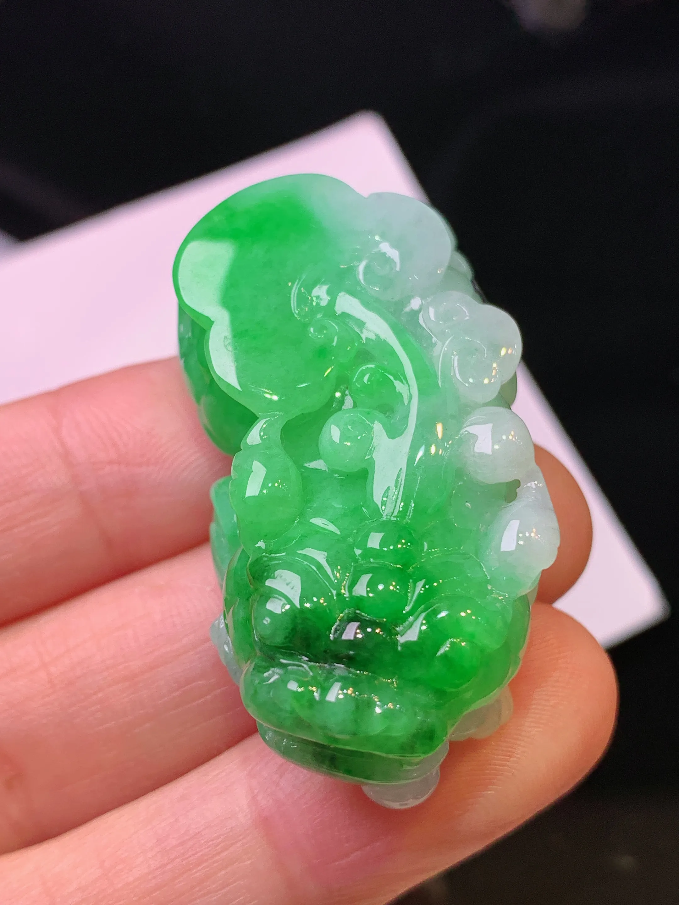 翠绿貔貅吊坠 玉质细腻 色泽艳丽清新 整体尺寸41*21.5*12.8