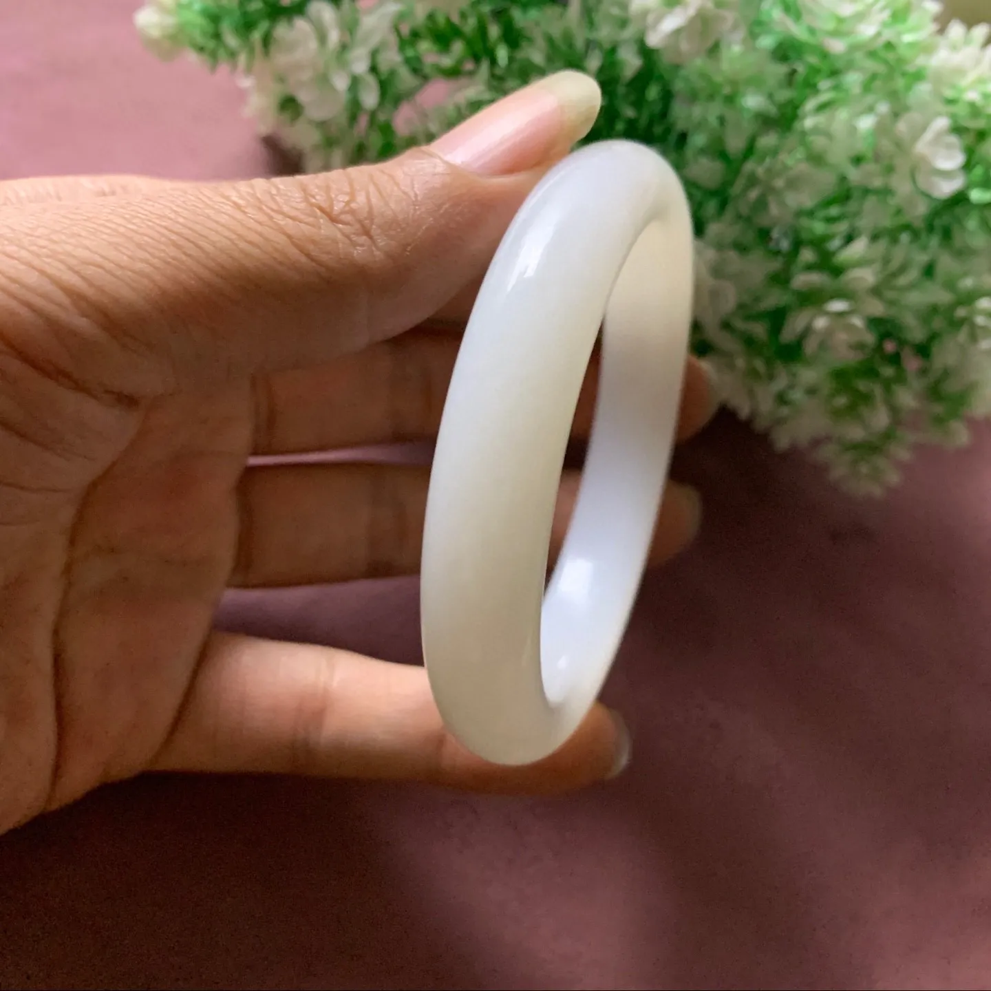 和田玉56.5圈口羊脂白手镯，俄料羊脂白玉，玉质细腻油润 底色纯净  无裂无杂 脂粉好，品质高