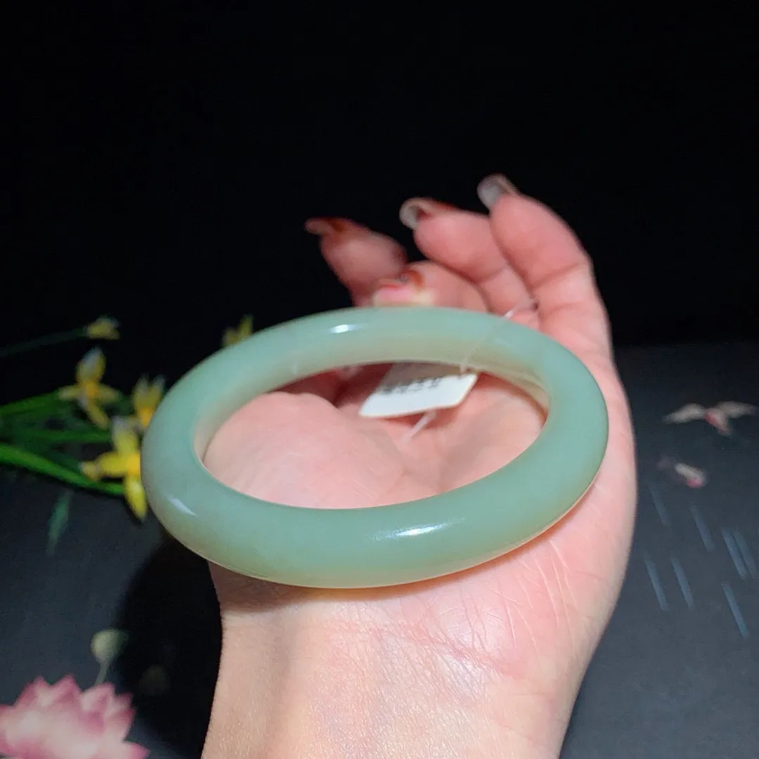 和田玉58.5圈晴水色手镯！清水色！玉质细腻油润 底色纯净  无裂无杂 脂粉好，品质高