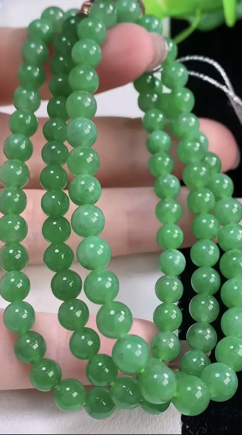 翡翠a货冰种满绿圆珠项链97颗，尺寸5.7，重量:32.55g