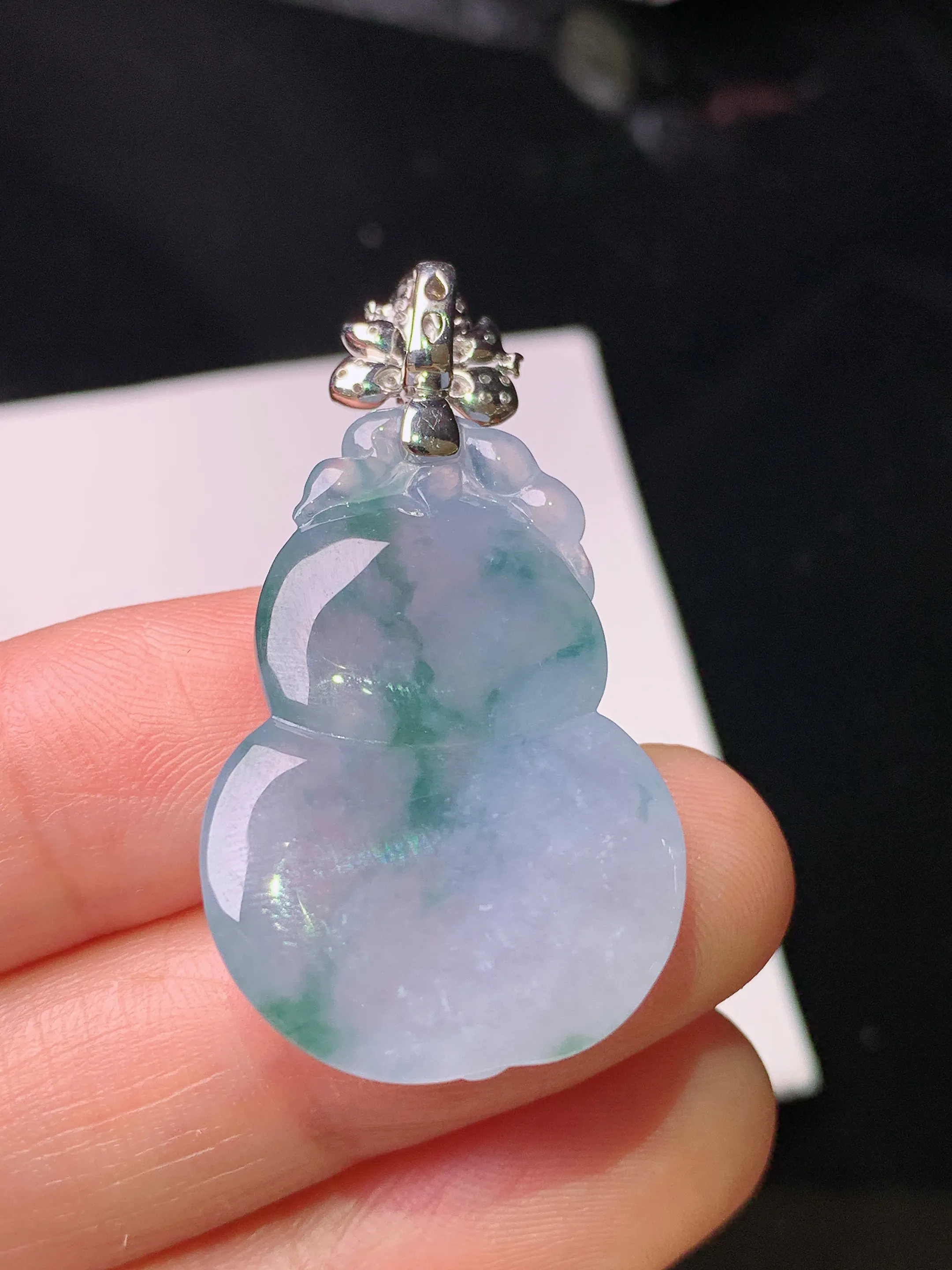 18k金钻镶嵌飘花葫芦吊坠 玉质细腻 色泽艳丽清新 整体尺寸39.5*20.5*7