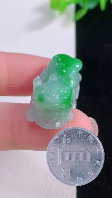 翡翠a货飘阳绿貔貅吊坠，尺寸28.5-13.4-11，重量:9.73g