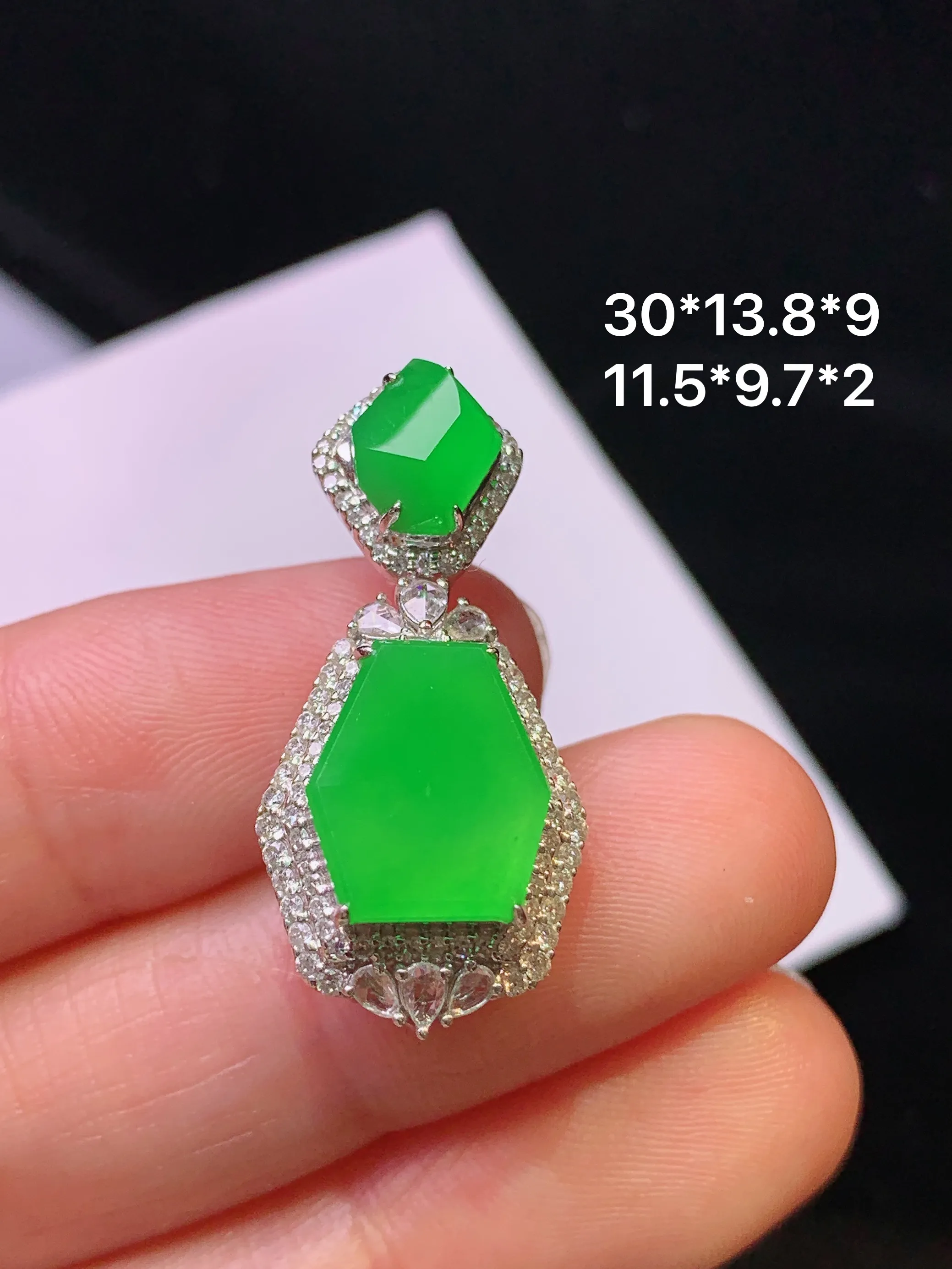 18k金钻镶嵌满绿随形吊坠 玉质细腻 色泽艳丽清新 整体尺寸30*13.8*9