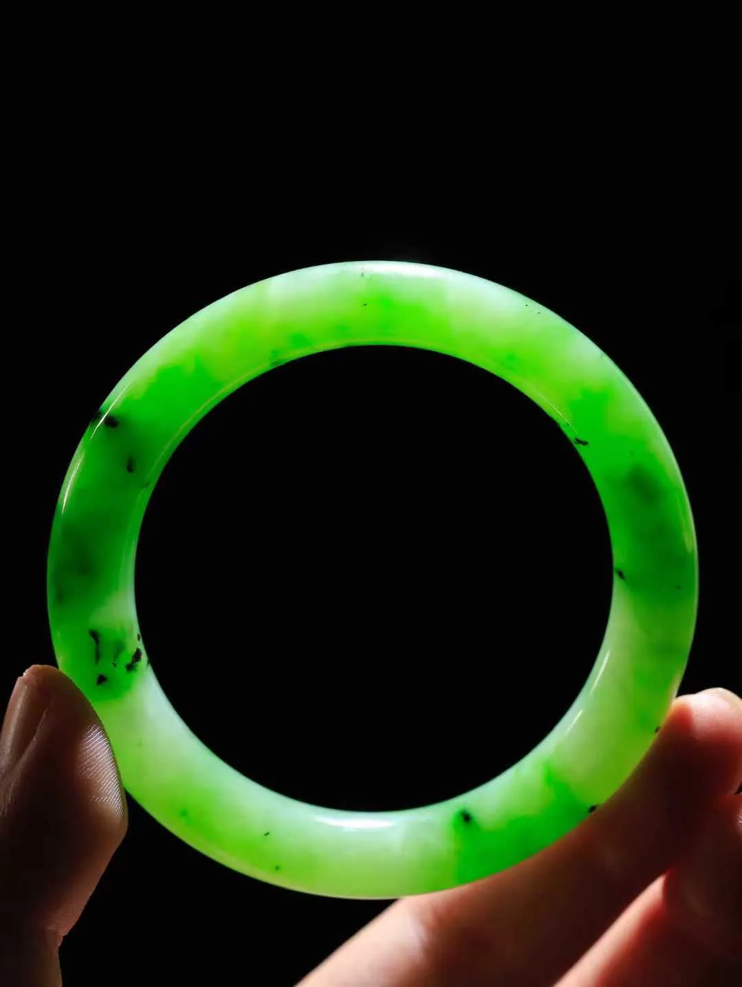 【悠悠芳华.镯】

精品和田玉碧玉圆条手镯 玉质温润 青葱岁月，尽收腕中，婉转流畅，凝岁月悠长。盈一眸恬淡，挽一抹绿意。重54.8克 内径56mm尺寸11-10mm   861162297A