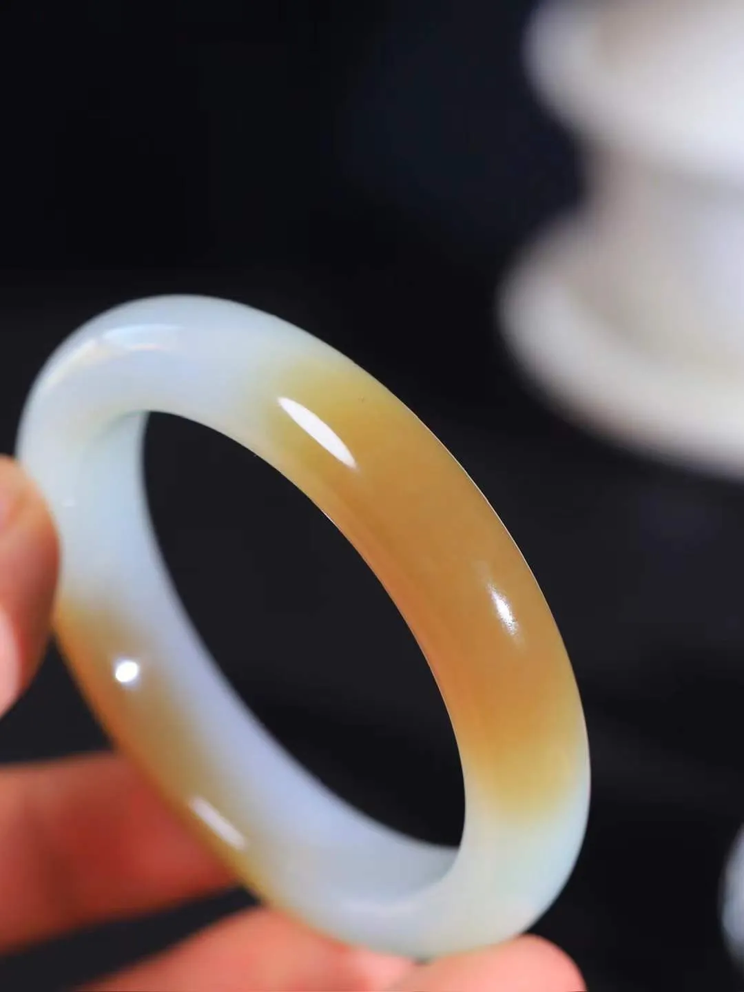 （柔情似水.手镯）

精品和田玉糖白玉手镯，玉质温润细腻，镯型饱满圆润，优雅知性，姽婳于幽静兮，又婆娑乎人间，经典款型，古朴典雅。极具灵性，腕间风情，风姿卓越。 重51.2克   尺寸52.5-12.3-8.8mm    FDL-361102926