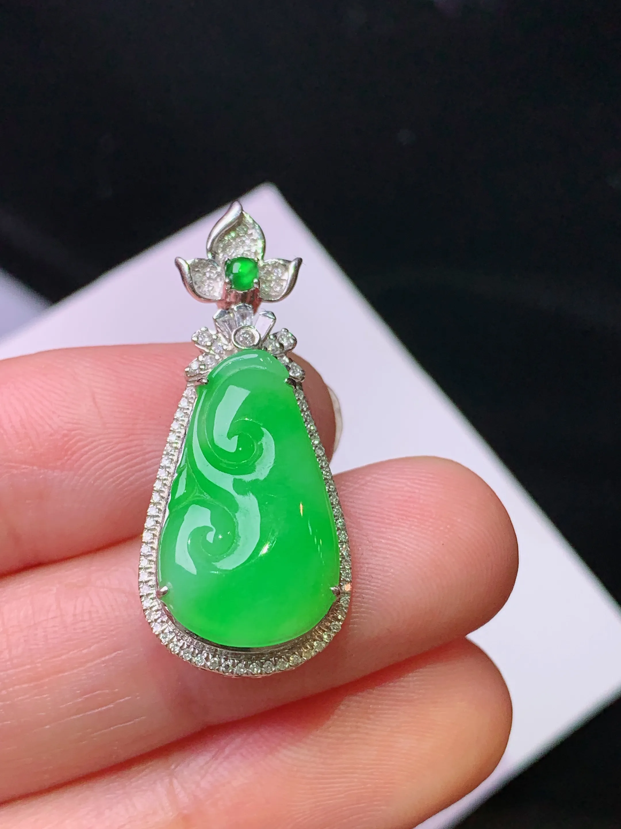 18k金钻镶嵌翠绿如意吊坠 玉质细腻 色泽艳丽清新 整体尺寸32*13.5*6