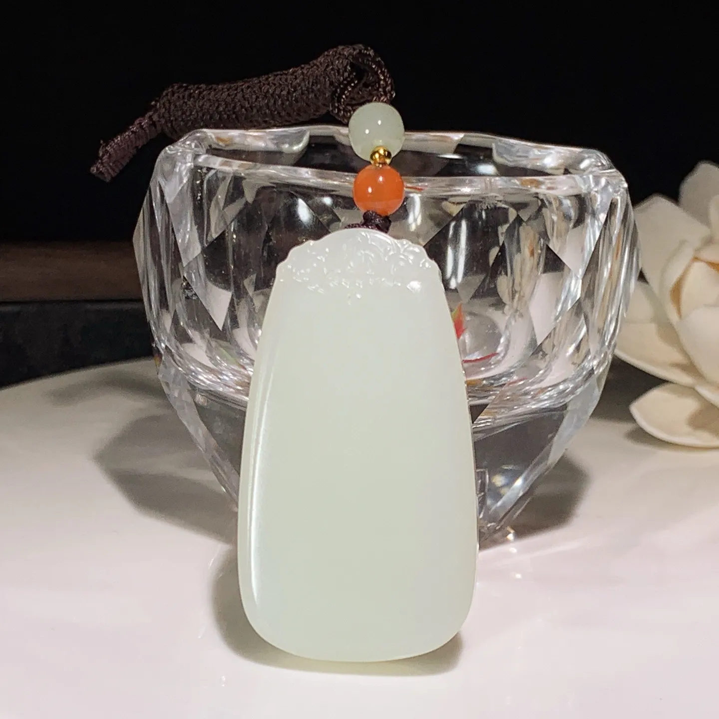 新疆和田玉平安无事牌挂件。尺寸46/26/9重24.8克。玉质细腻油润。手推出油。佩戴高端典雅。lt251128