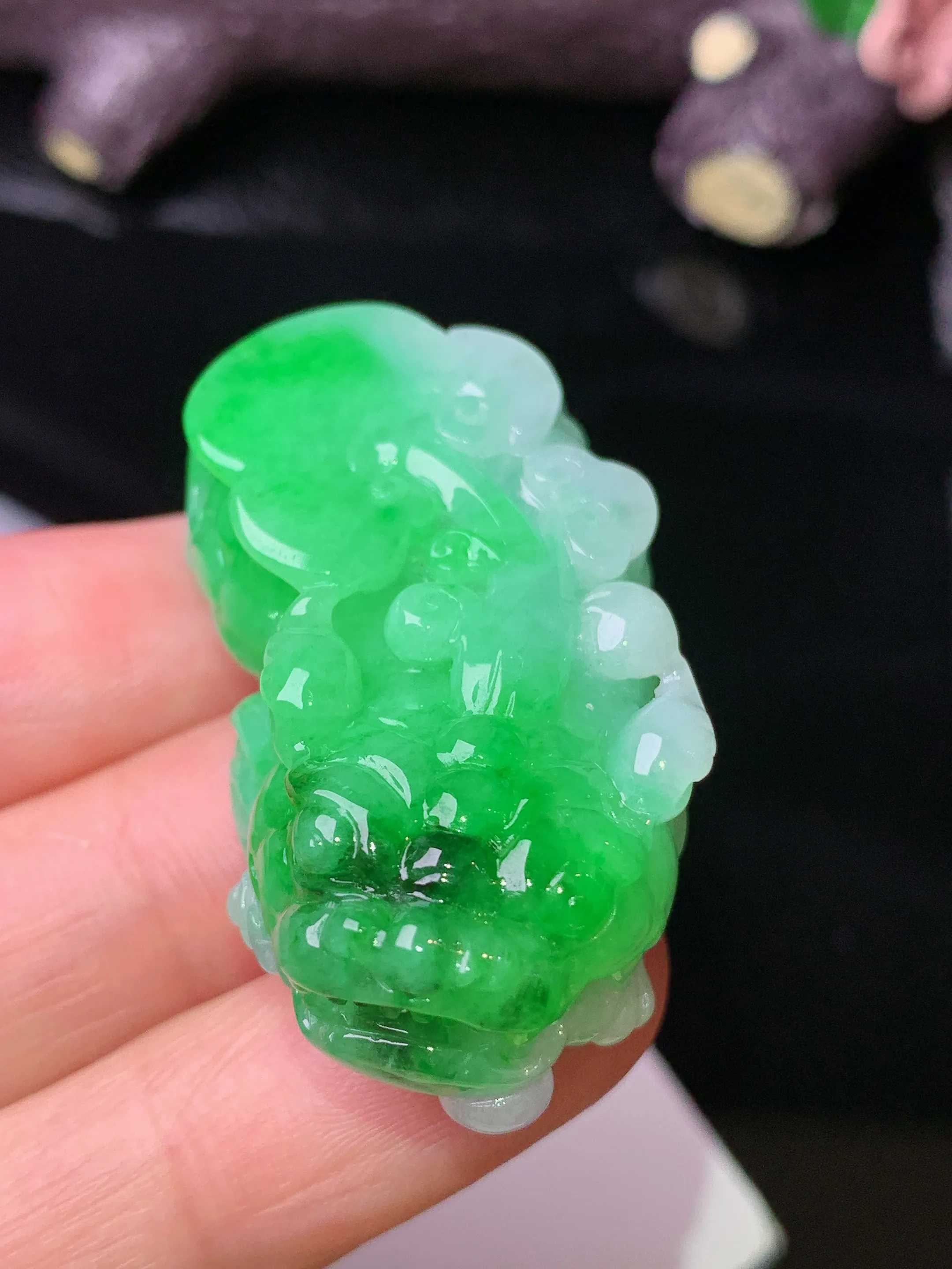 翠绿貔貅吊坠 玉质细腻 色泽艳丽清新 整体尺寸41*21.5*12.8