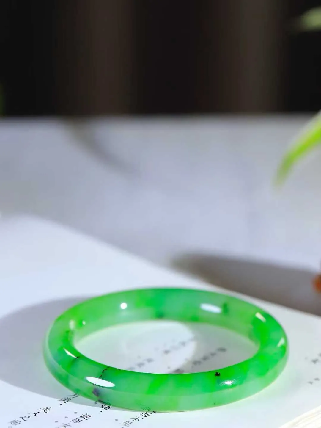 【悠悠芳华.镯】

精品和田玉碧玉圆条手镯 玉质温润 青葱岁月，尽收腕中，婉转流畅，凝岁月悠长。盈一眸恬淡，挽一抹绿意。重54.8克 内径56mm尺寸11-10mm   861162297A