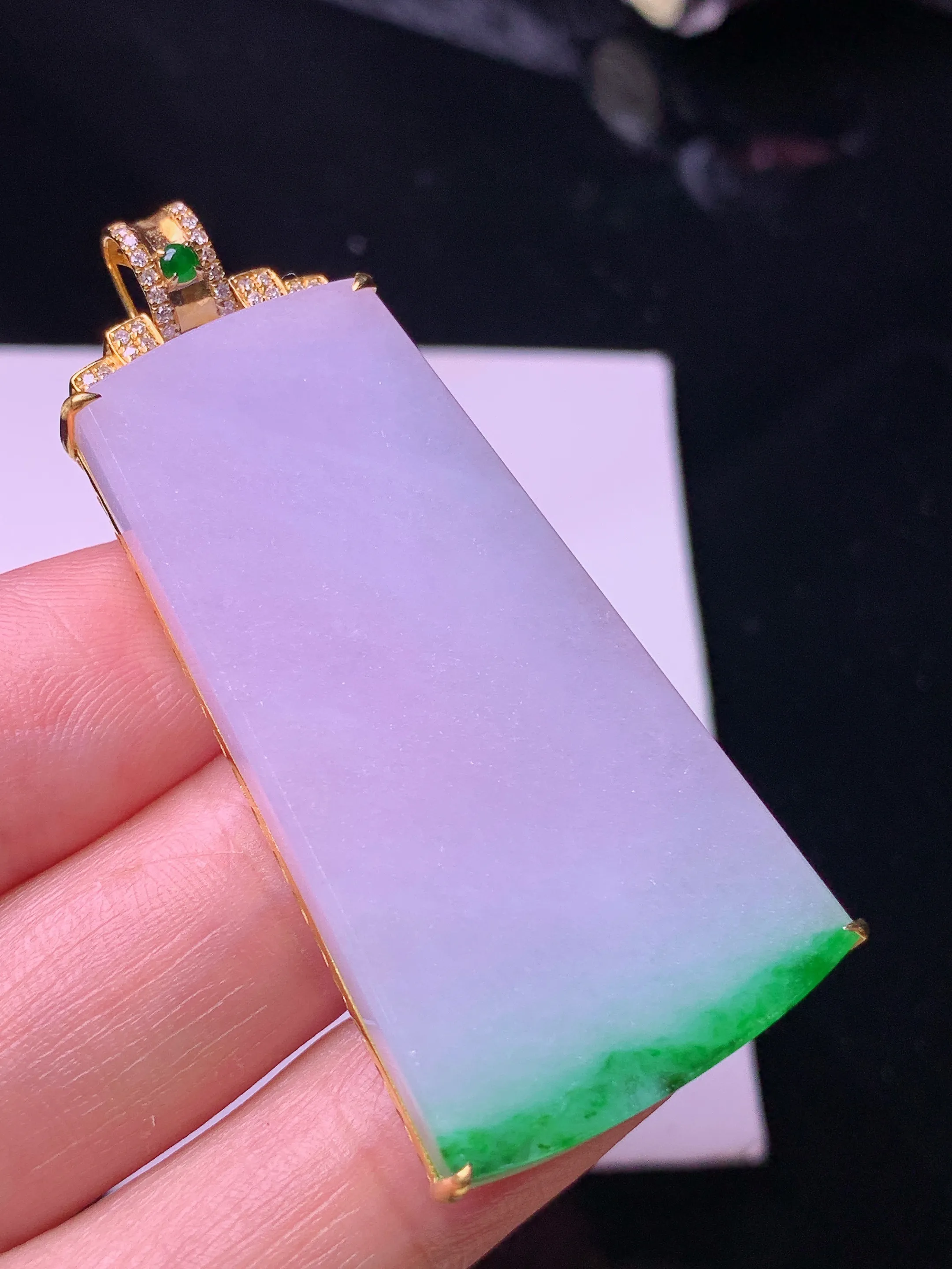 18k金钻镶嵌淡紫罗兰飘绿无事牌吊坠 玉质细腻 色泽艳丽清新 整体尺寸51.5*24.5*6.5